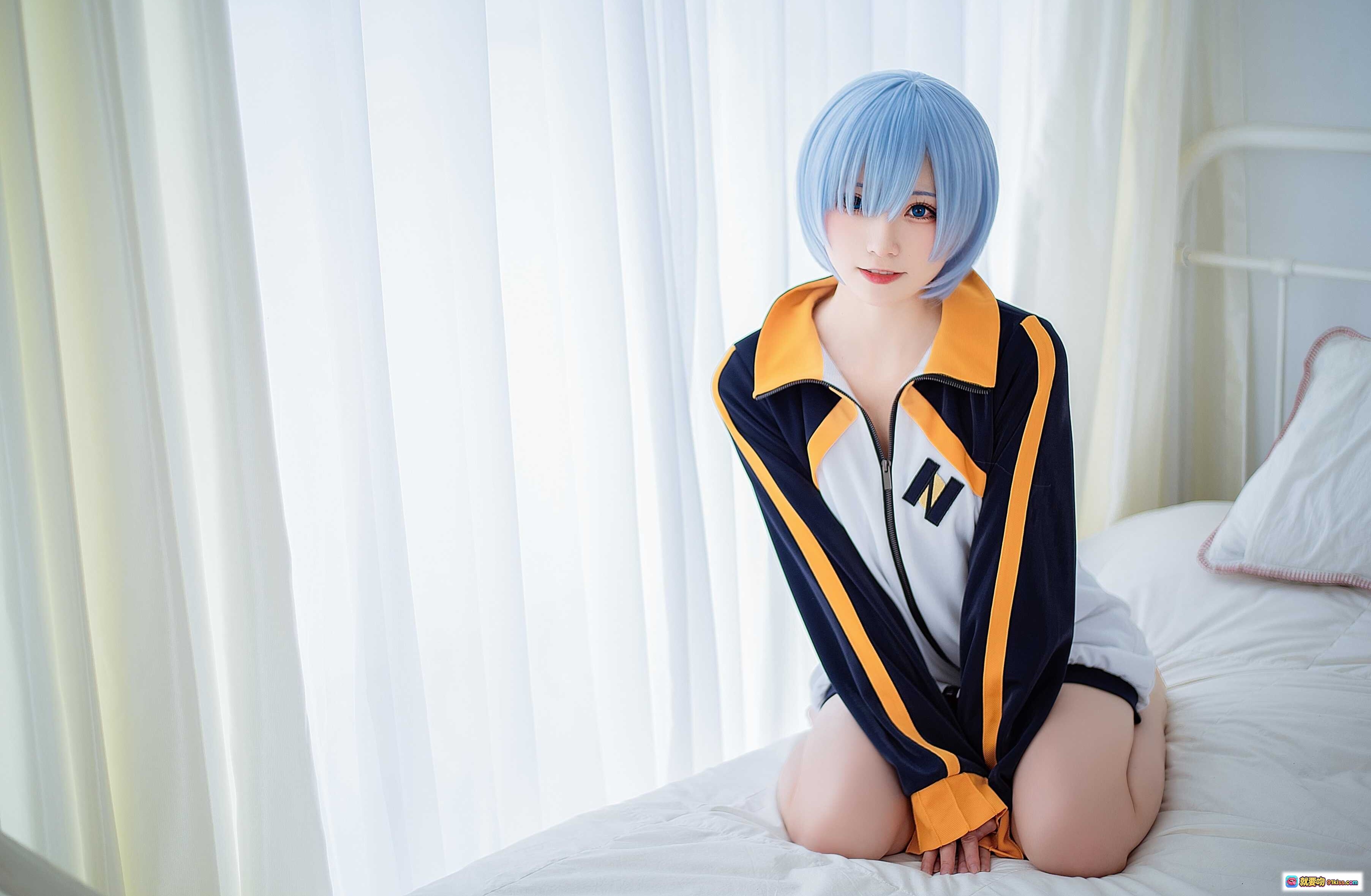 Kitaro绮太郎NO.079蕾姆运动服Cosplay写真 18P高清蓝发少女居家床照 黑黄白配色运动夹克萌系角色扮演 - 就要吻