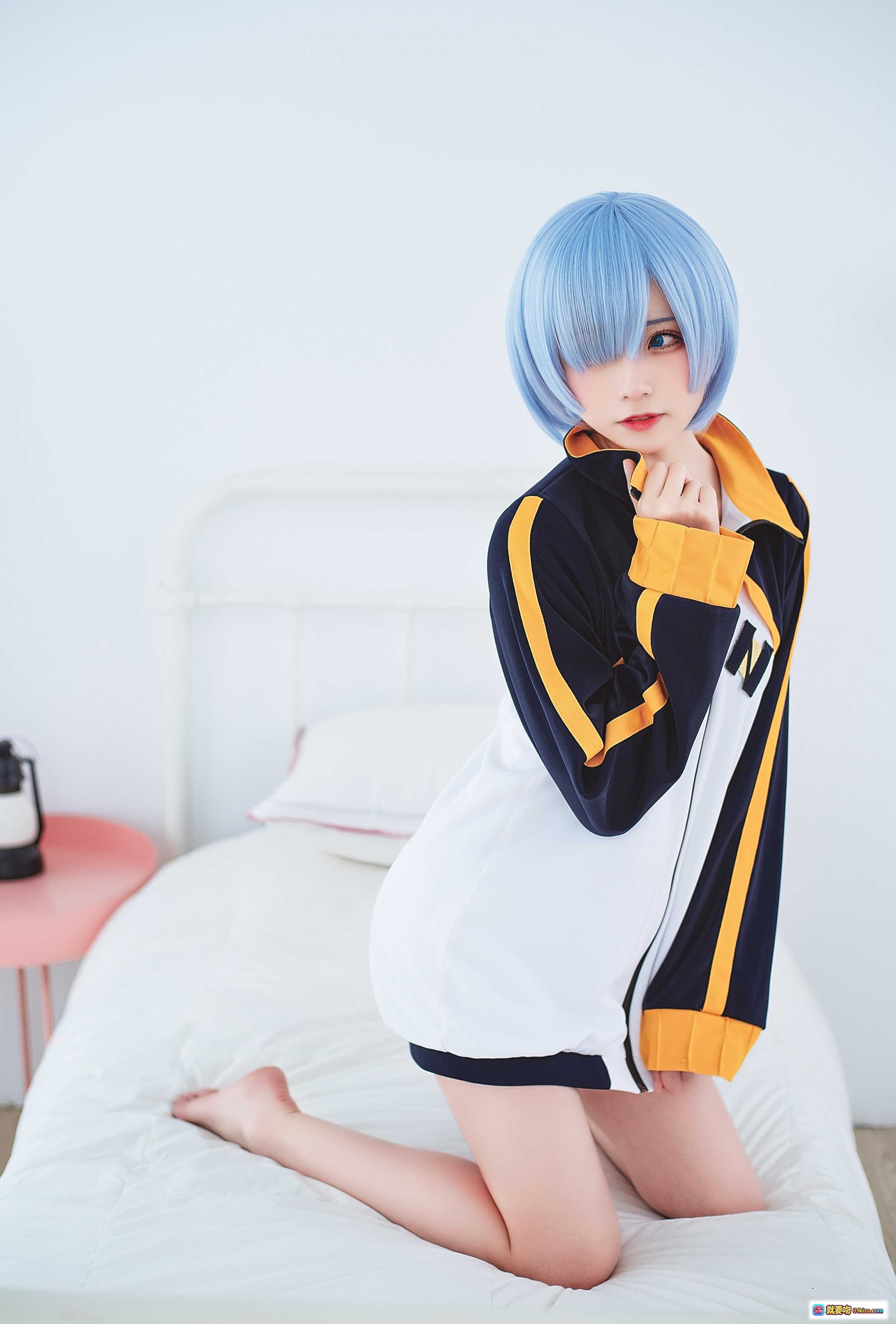 图片[10] - Kitaro绮太郎NO.079蕾姆运动服Cosplay写真 18P高清蓝发少女居家床照 黑黄白配色运动夹克萌系角色扮演 - 就要吻