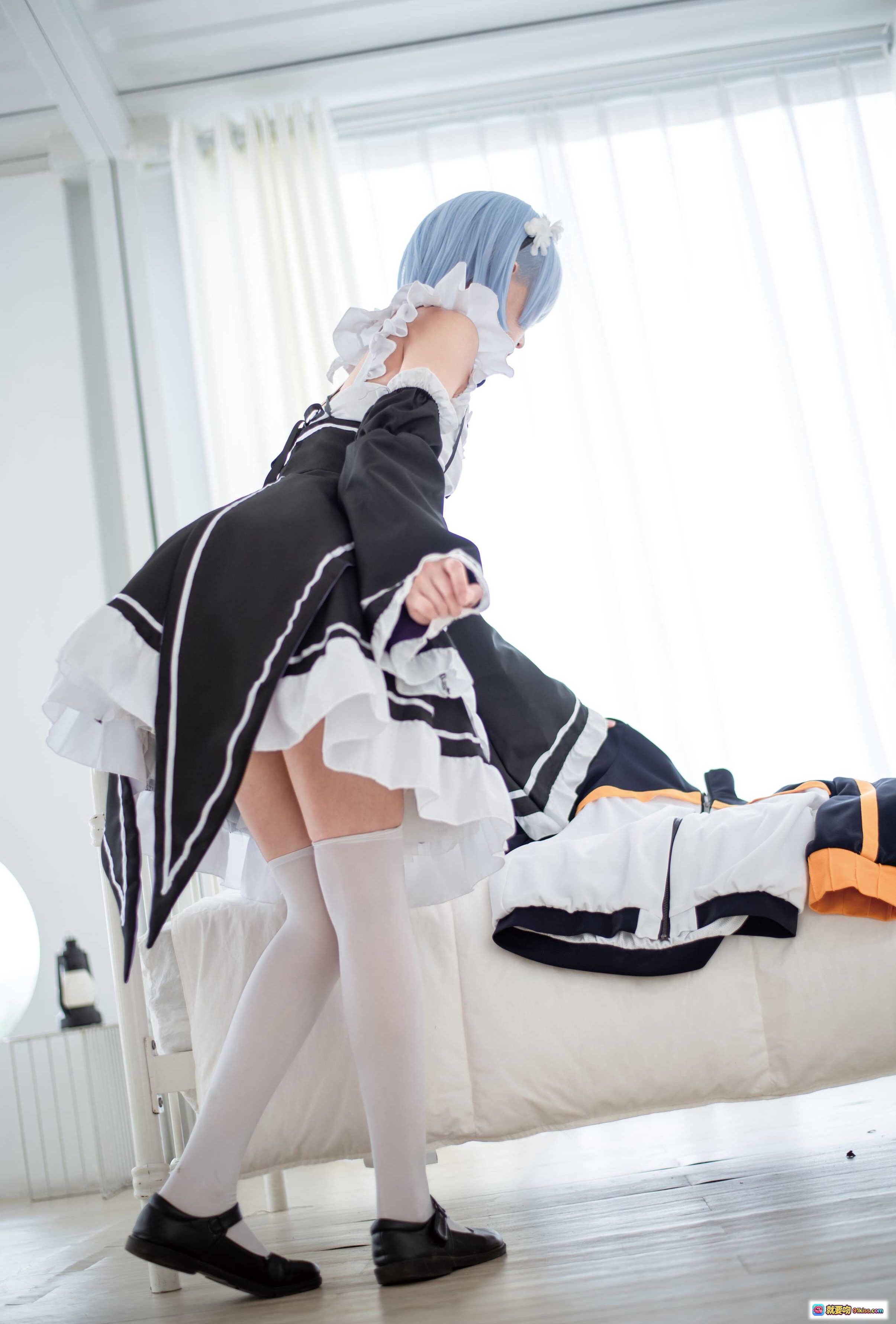 图片[9] - Kitaro绮太郎NO.079蕾姆运动服Cosplay写真 18P高清蓝发少女居家床照 黑黄白配色运动夹克萌系角色扮演 - 就要吻