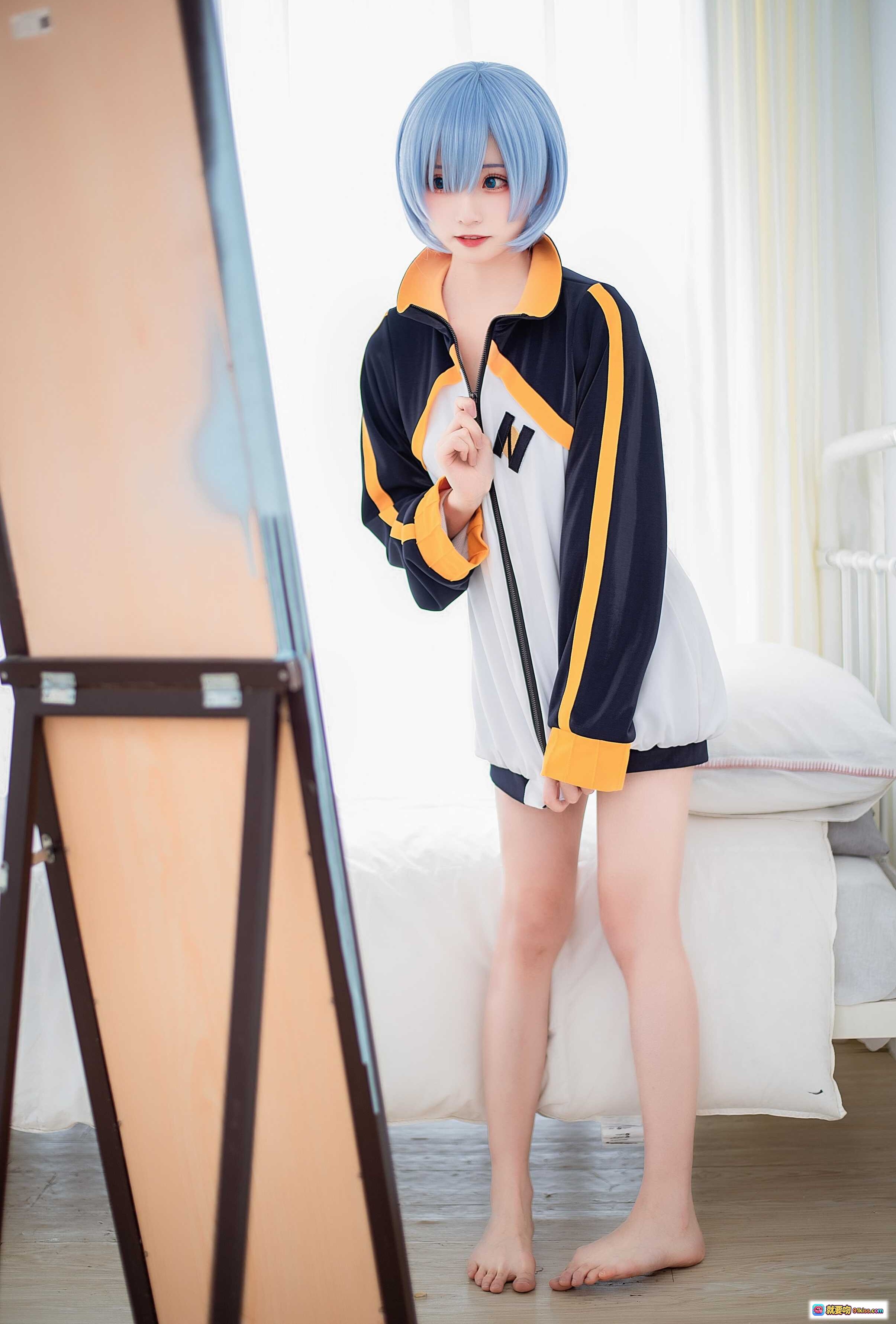 图片[8] - Kitaro绮太郎NO.079蕾姆运动服Cosplay写真 18P高清蓝发少女居家床照 黑黄白配色运动夹克萌系角色扮演 - 就要吻