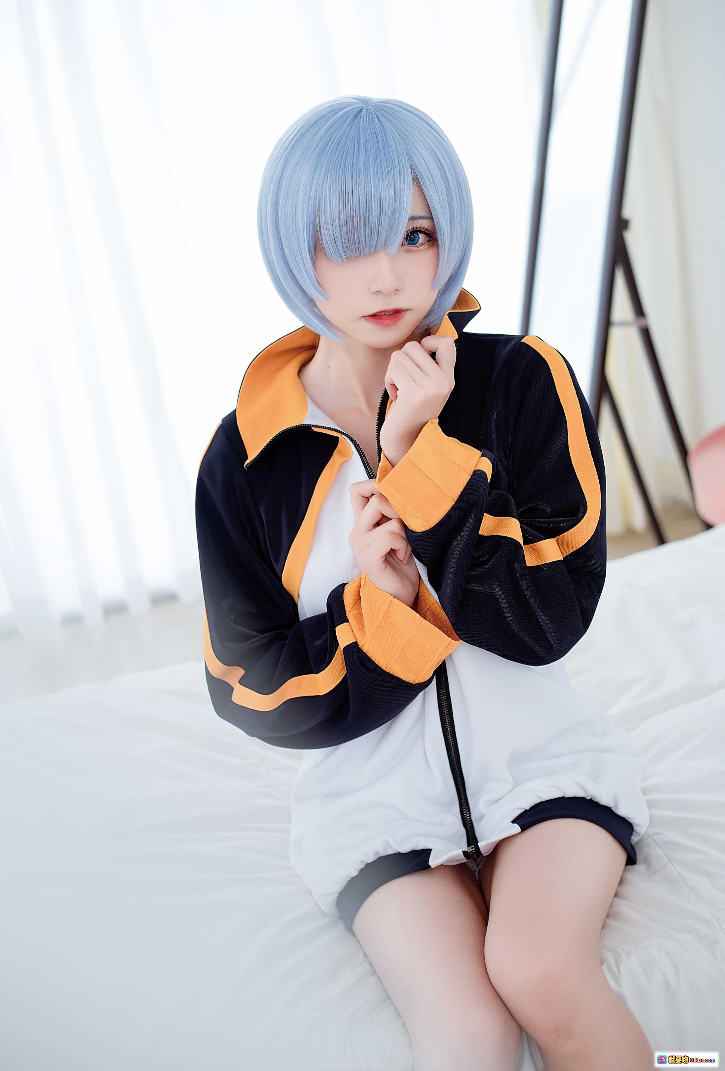 图片[4] - Kitaro绮太郎NO.079蕾姆运动服Cosplay写真 18P高清蓝发少女居家床照 黑黄白配色运动夹克萌系角色扮演 - 就要吻
