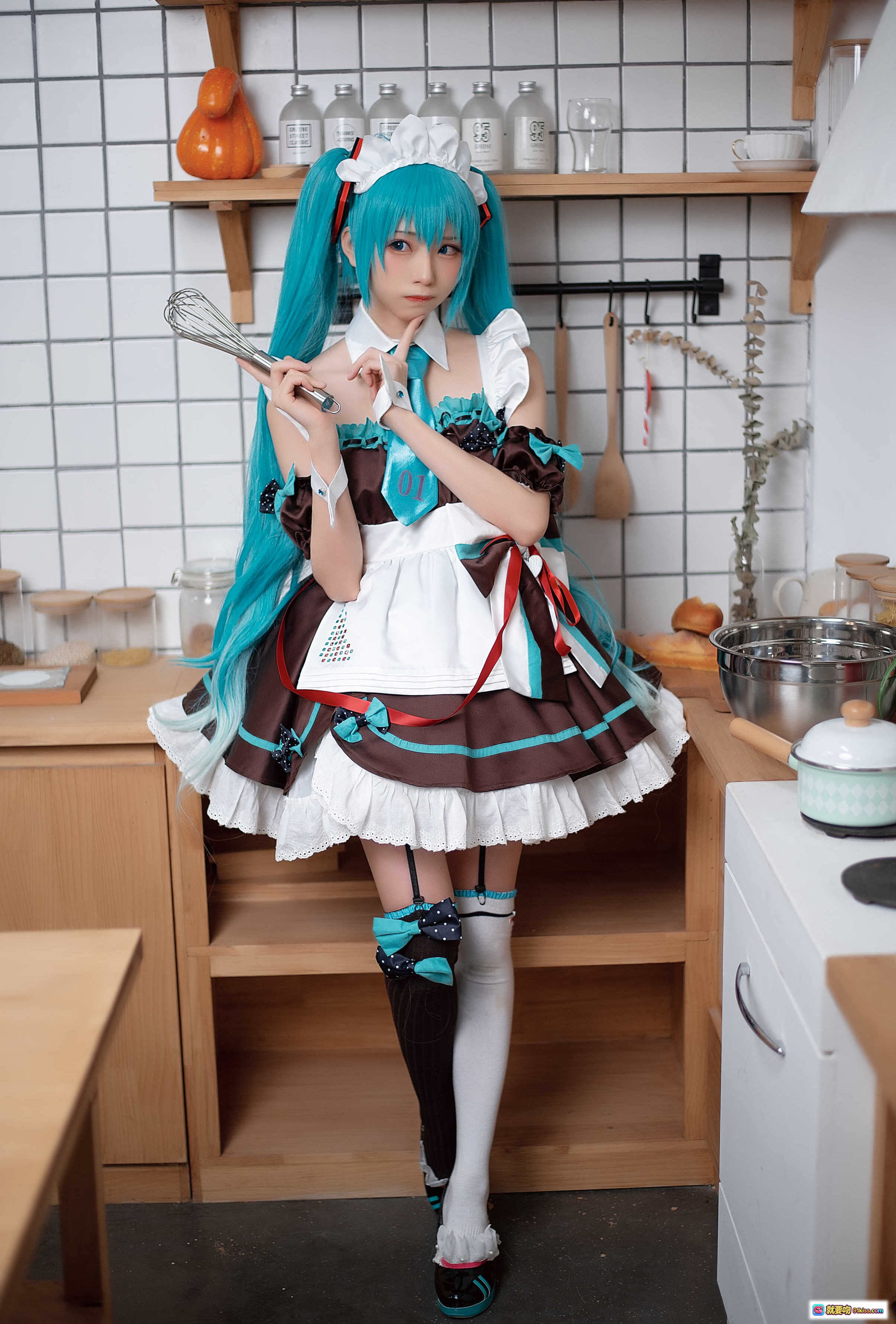 图片[8] - 初音未来cosplay女仆装厨房写真_蓝发双马尾_miku甜美微笑_棕色围裙白蕾丝_居家料理场景_Kitaro绮太郎NO.057 - 就要吻