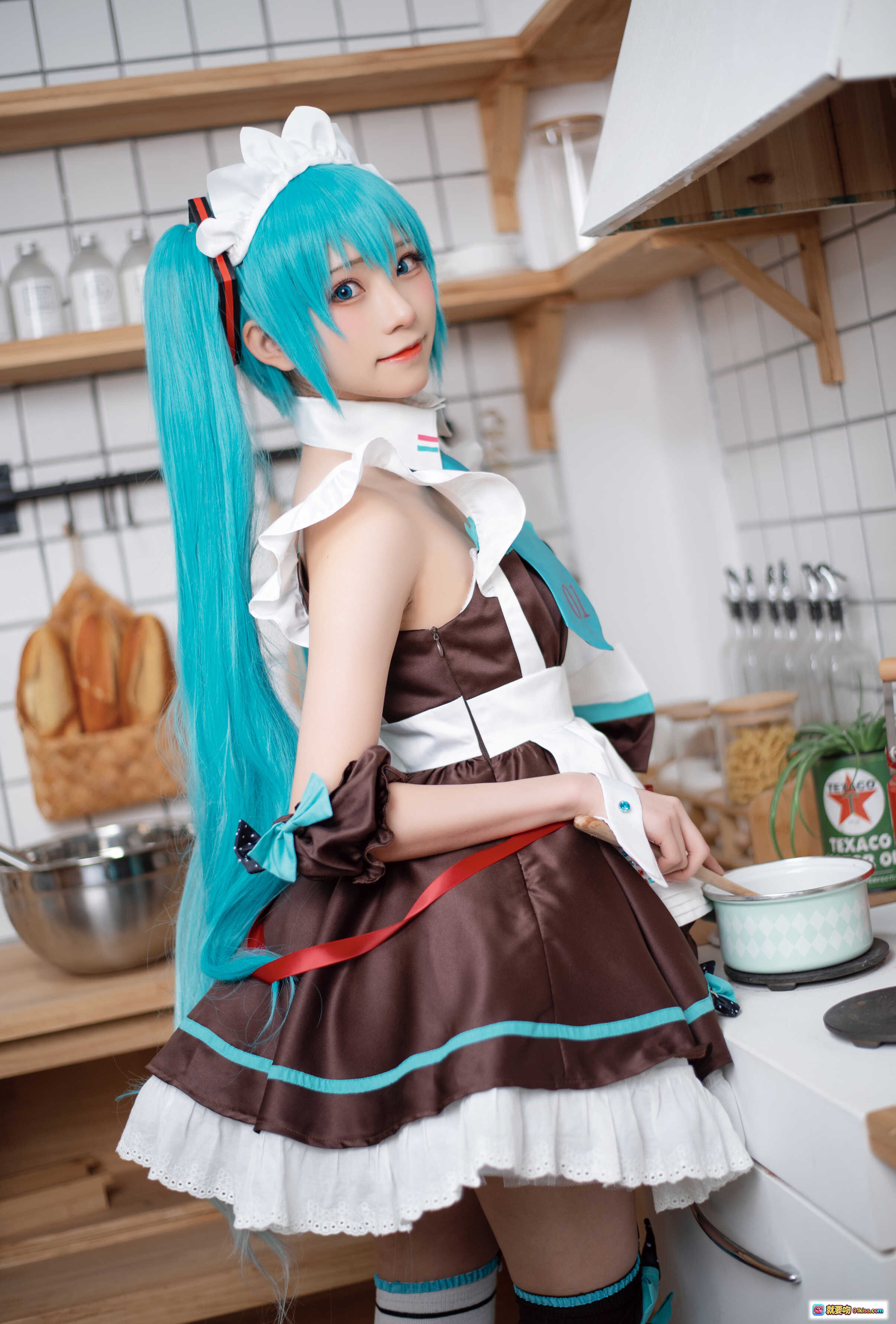 初音未来cosplay女仆装厨房写真_蓝发双马尾_miku甜美微笑_棕色围裙白蕾丝_居家料理场景_Kitaro绮太郎NO.057 - 就要吻