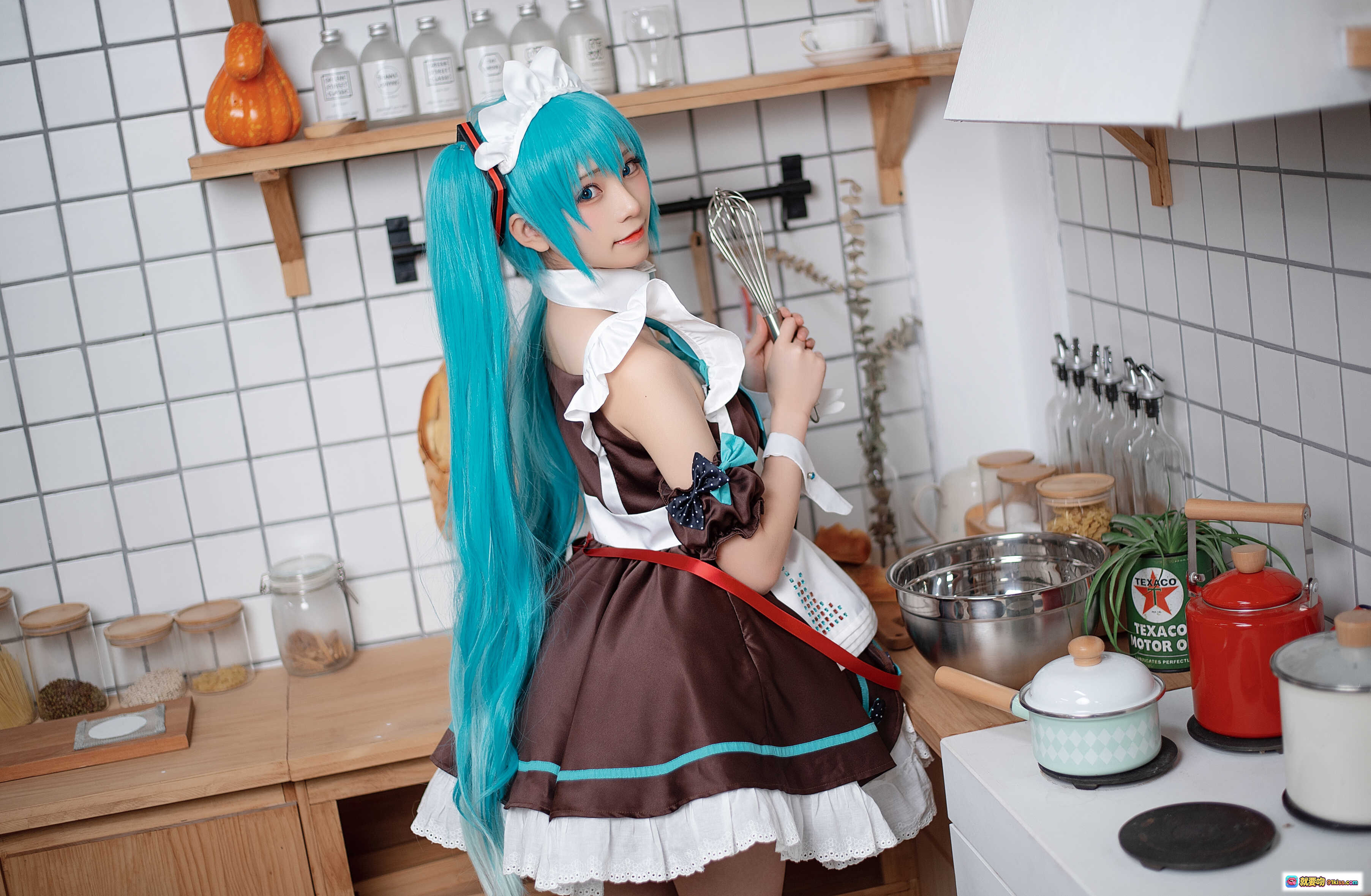 图片[6] - 初音未来cosplay女仆装厨房写真_蓝发双马尾_miku甜美微笑_棕色围裙白蕾丝_居家料理场景_Kitaro绮太郎NO.057 - 就要吻