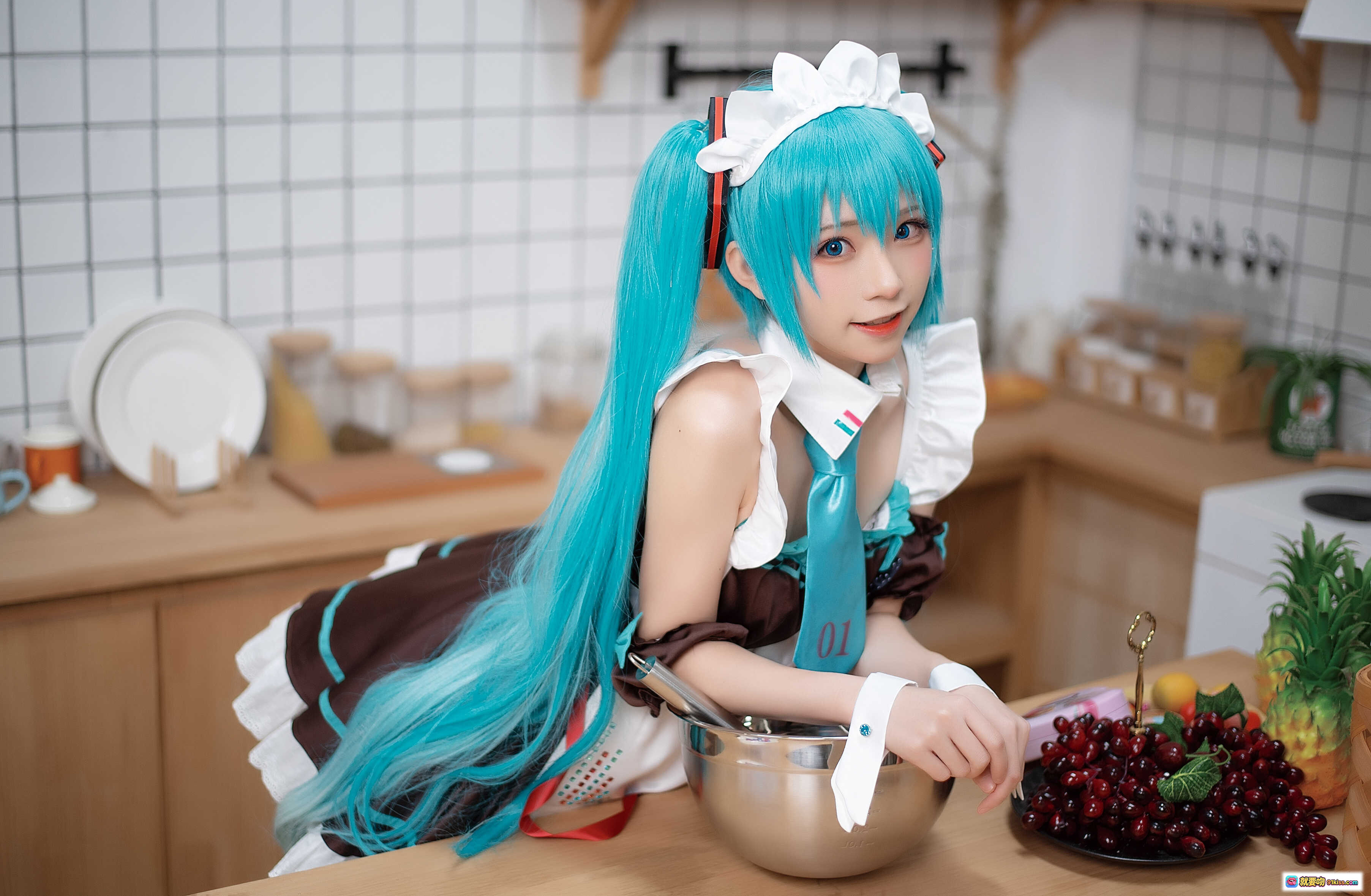图片[10] - 初音未来cosplay女仆装厨房写真_蓝发双马尾_miku甜美微笑_棕色围裙白蕾丝_居家料理场景_Kitaro绮太郎NO.057 - 就要吻