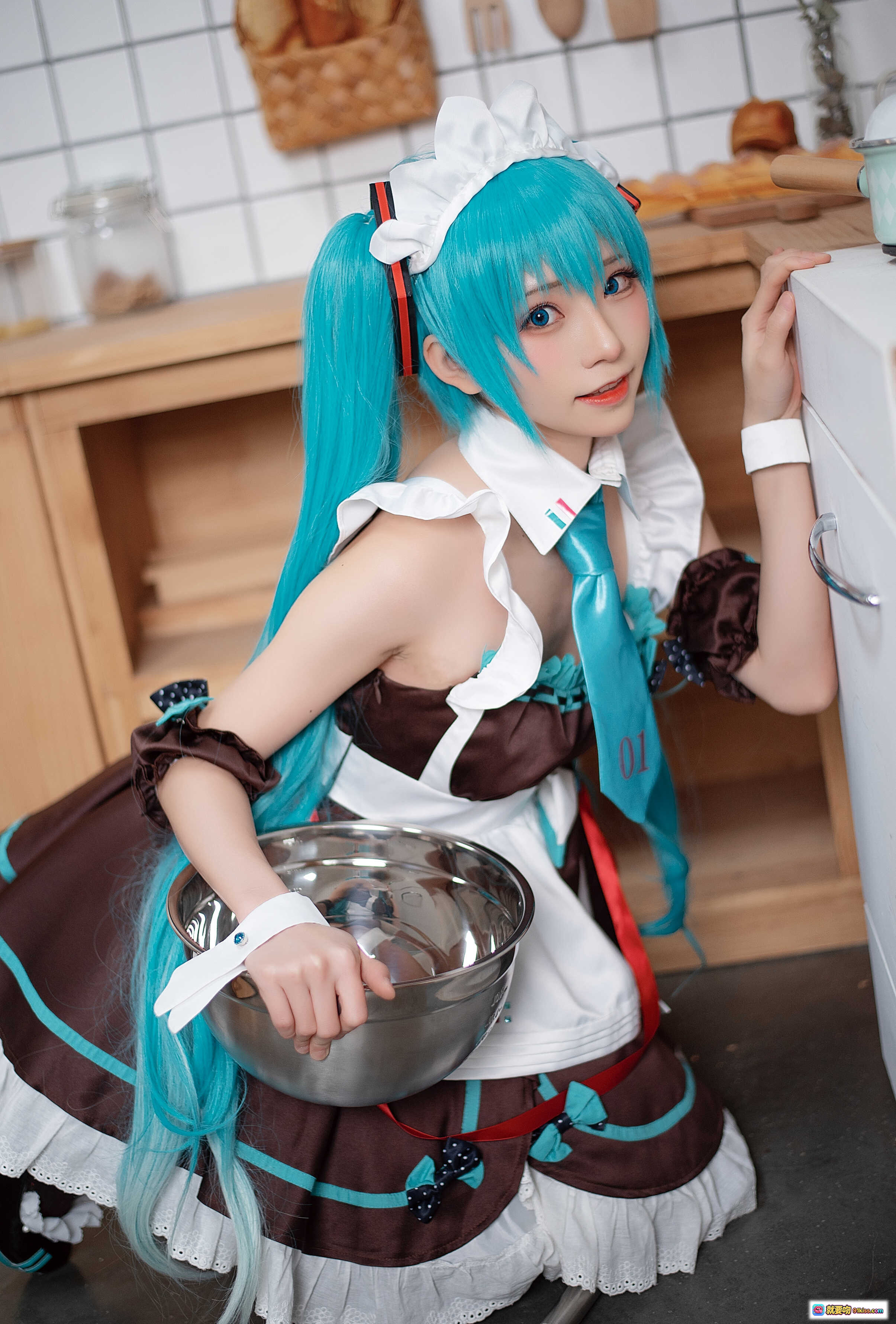 图片[4] - 初音未来cosplay女仆装厨房写真_蓝发双马尾_miku甜美微笑_棕色围裙白蕾丝_居家料理场景_Kitaro绮太郎NO.057 - 就要吻