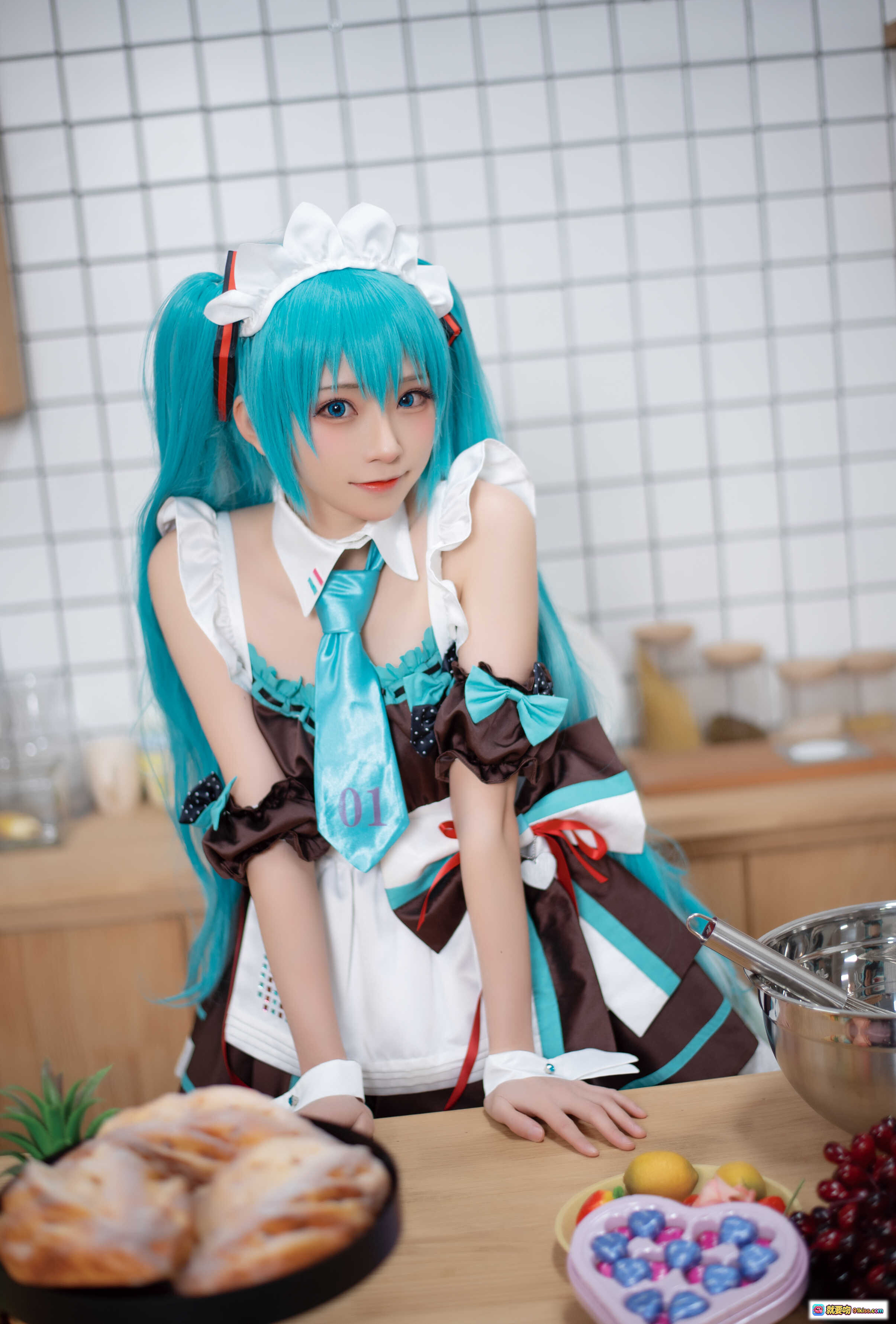 图片[5] - 初音未来cosplay女仆装厨房写真_蓝发双马尾_miku甜美微笑_棕色围裙白蕾丝_居家料理场景_Kitaro绮太郎NO.057 - 就要吻