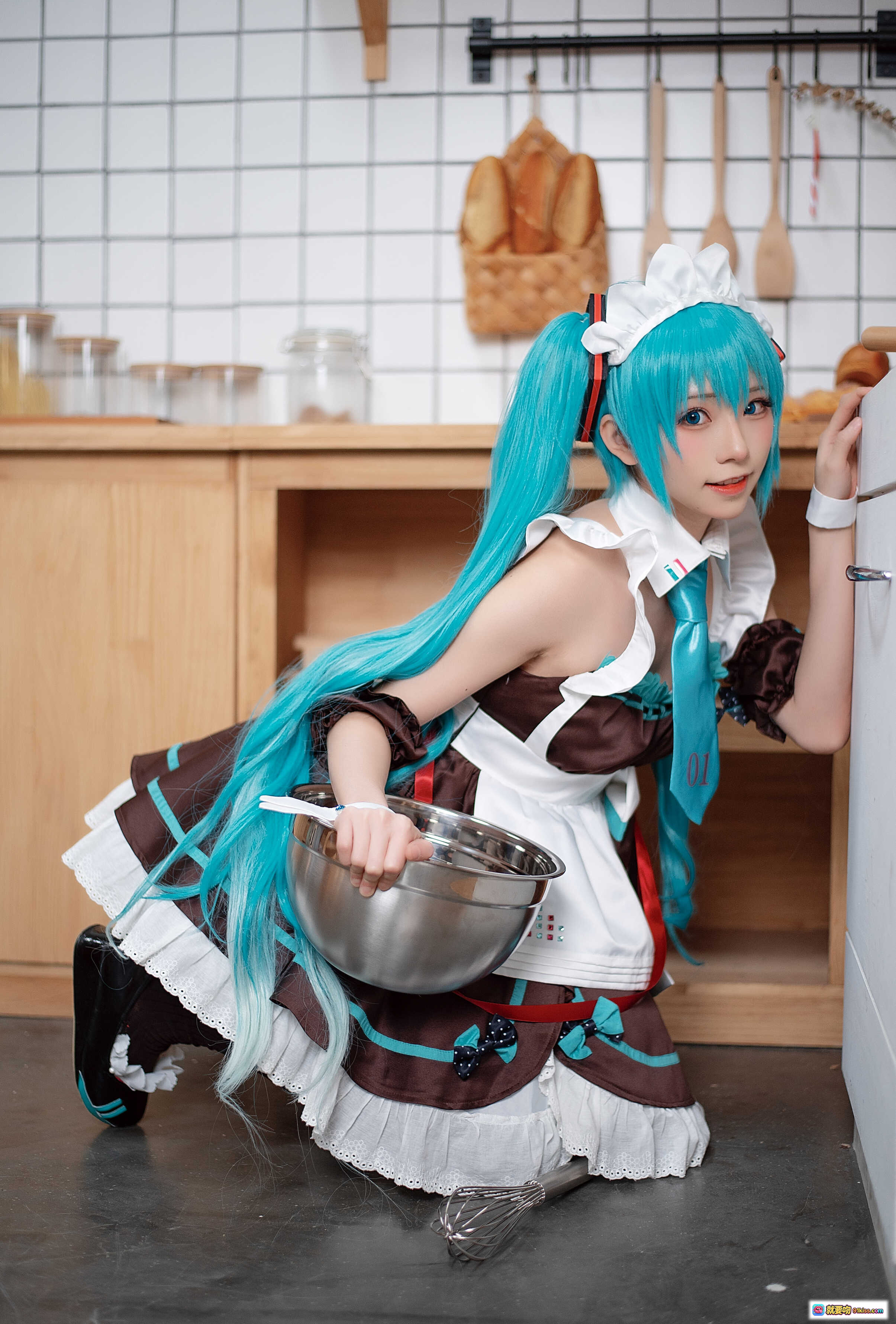 图片[9] - 初音未来cosplay女仆装厨房写真_蓝发双马尾_miku甜美微笑_棕色围裙白蕾丝_居家料理场景_Kitaro绮太郎NO.057 - 就要吻