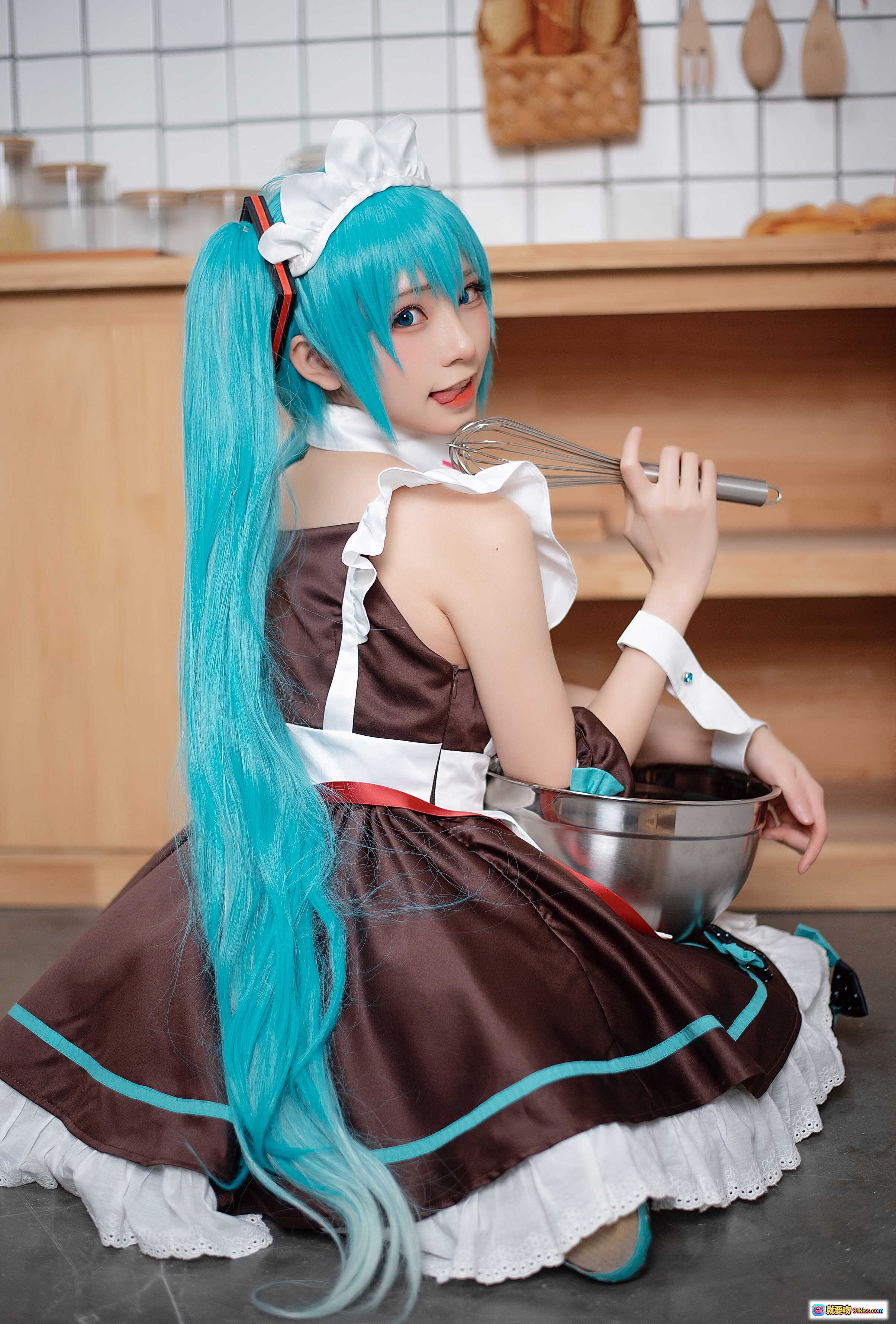 图片[3] - 初音未来cosplay女仆装厨房写真_蓝发双马尾_miku甜美微笑_棕色围裙白蕾丝_居家料理场景_Kitaro绮太郎NO.057 - 就要吻