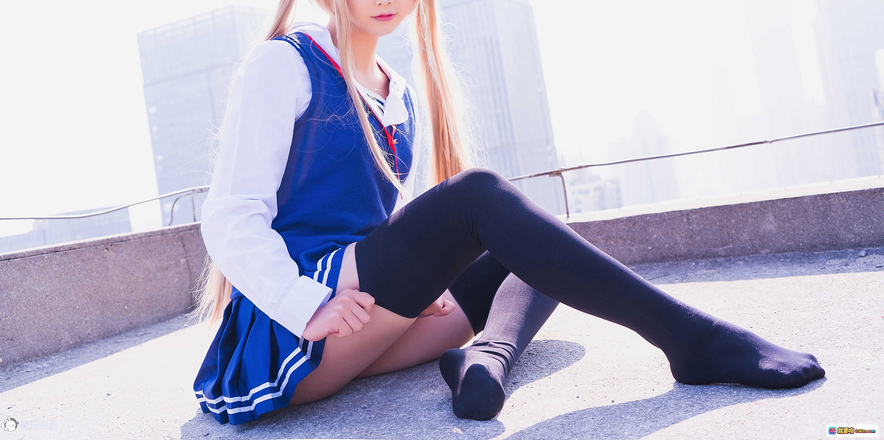 图片[6] - 面饼仙儿NO.021双马尾COS写真 | 蓝白校服黑丝美腿户外坐姿高清图集 - 就要吻