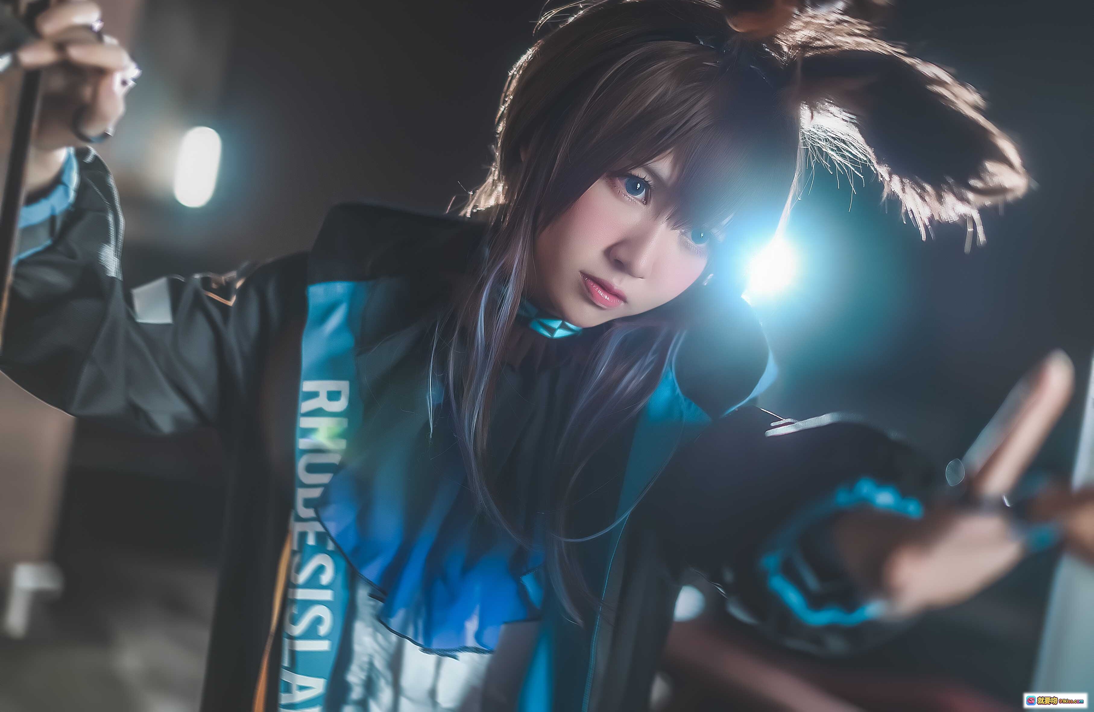 图片[3] - 鳗鱼霏儿NO.049明日方舟cosplay写真｜黑蓝战衣高颜值少女｜精致妆容与发饰细节｜10P高清图集 - 就要吻