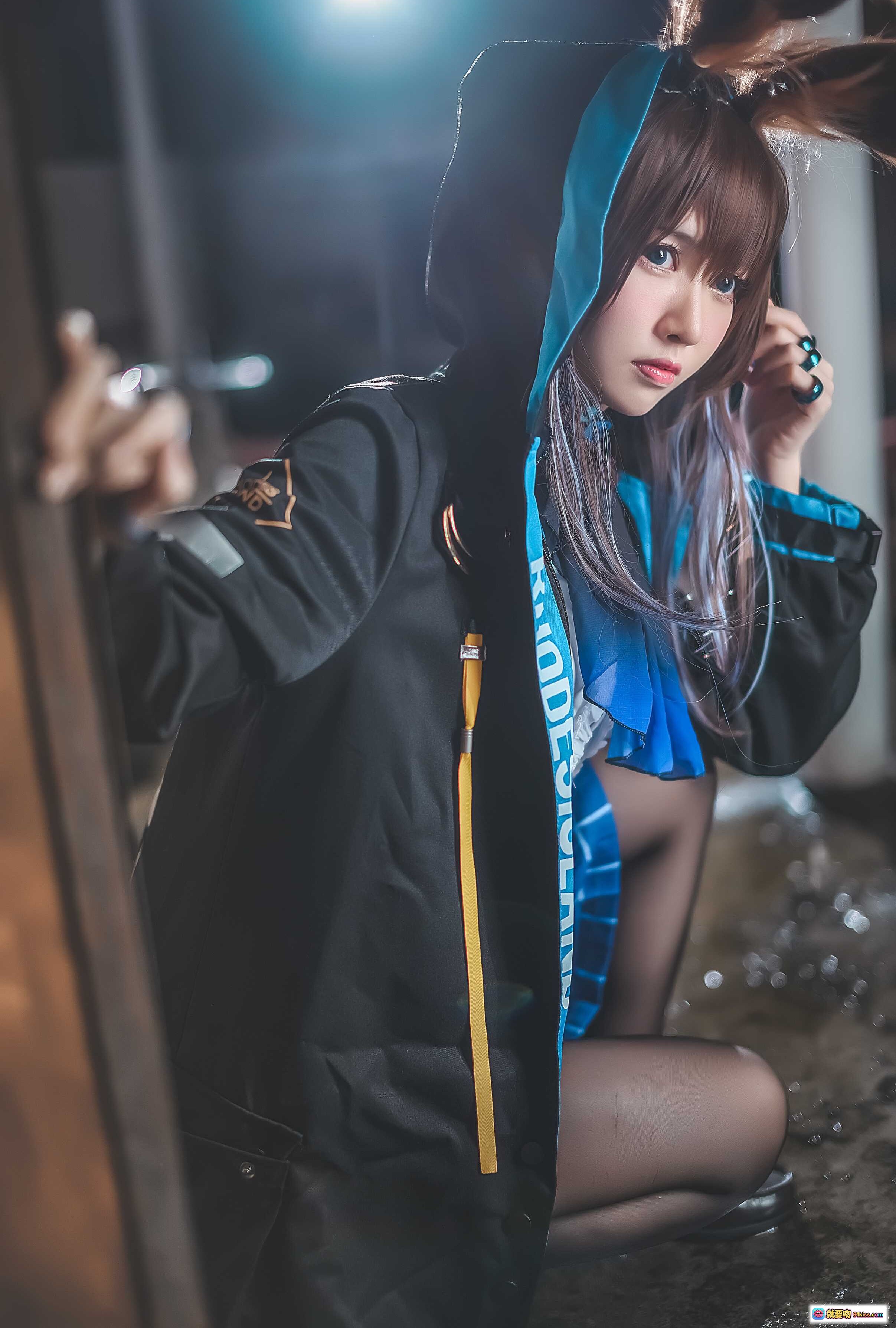 图片[6] - 鳗鱼霏儿NO.049明日方舟cosplay写真｜黑蓝战衣高颜值少女｜精致妆容与发饰细节｜10P高清图集 - 就要吻