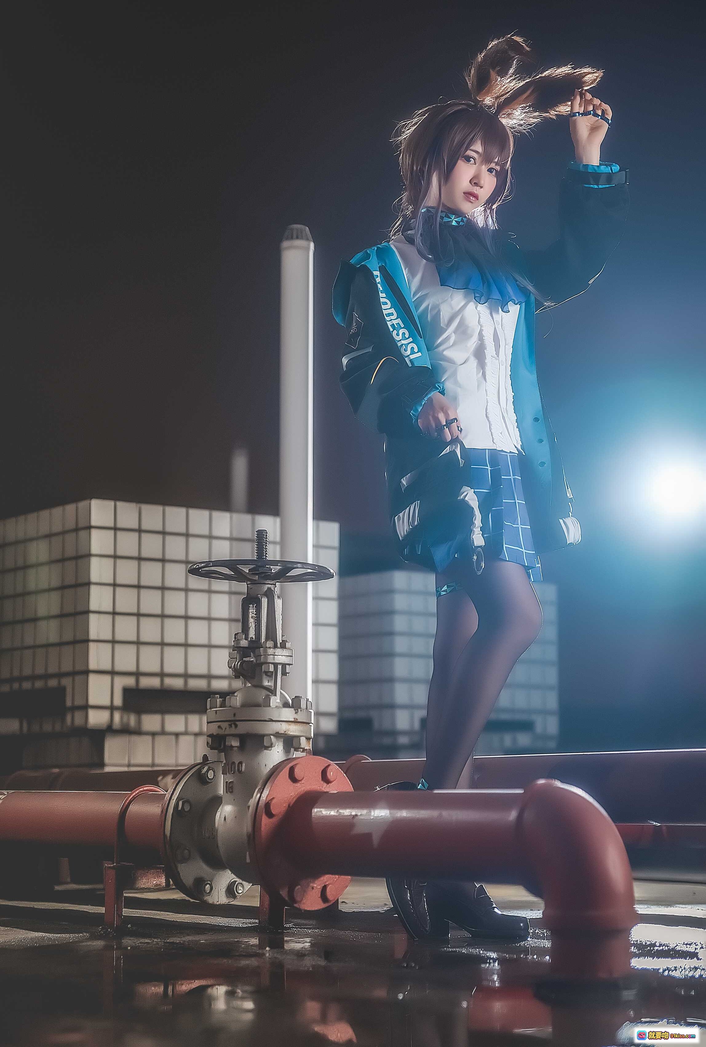 图片[2] - 鳗鱼霏儿NO.049明日方舟cosplay写真｜黑蓝战衣高颜值少女｜精致妆容与发饰细节｜10P高清图集 - 就要吻