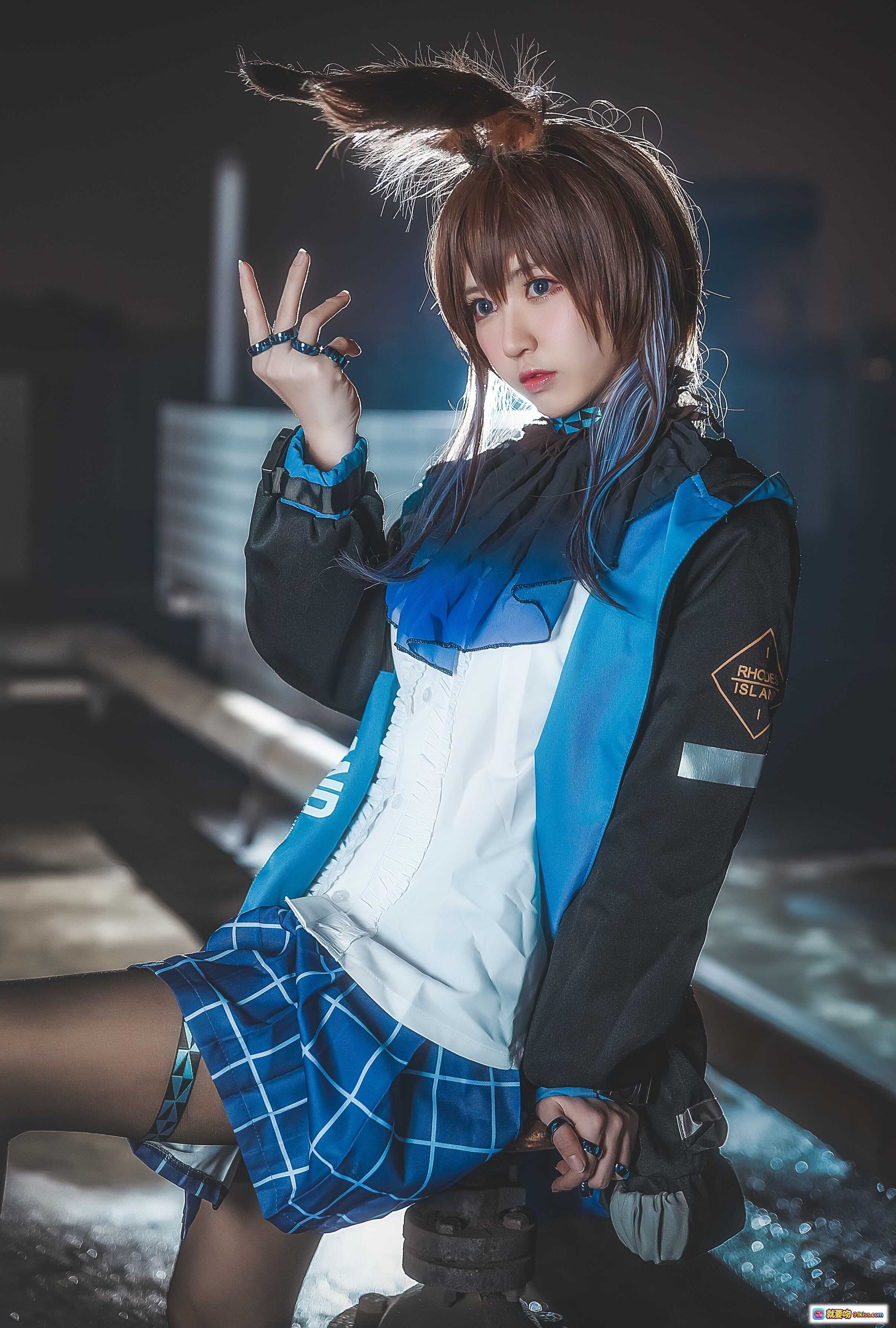 图片[10] - 鳗鱼霏儿NO.049明日方舟cosplay写真｜黑蓝战衣高颜值少女｜精致妆容与发饰细节｜10P高清图集 - 就要吻