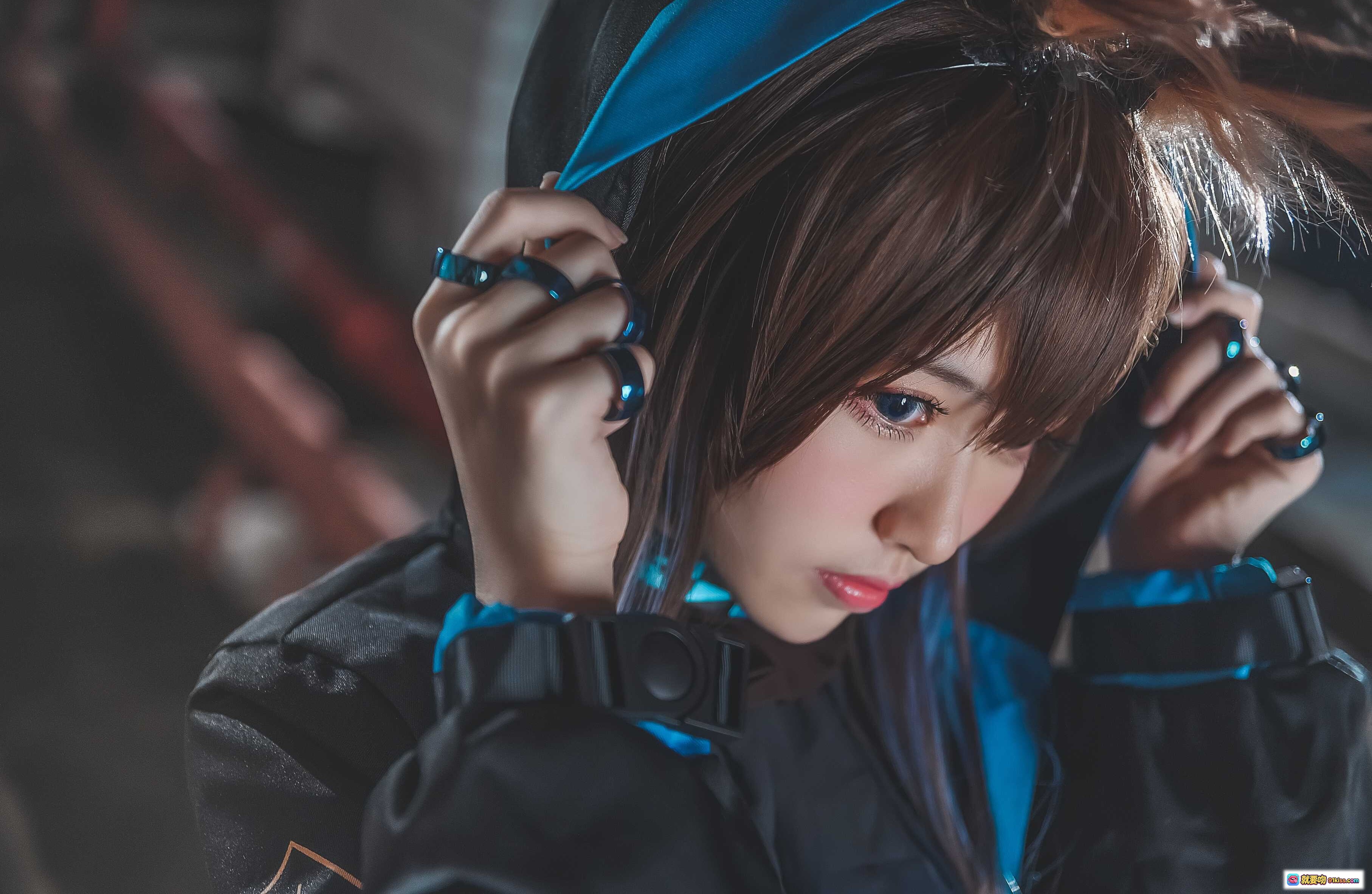 鳗鱼霏儿NO.049明日方舟cosplay写真｜黑蓝战衣高颜值少女｜精致妆容与发饰细节｜10P高清图集 - 就要吻