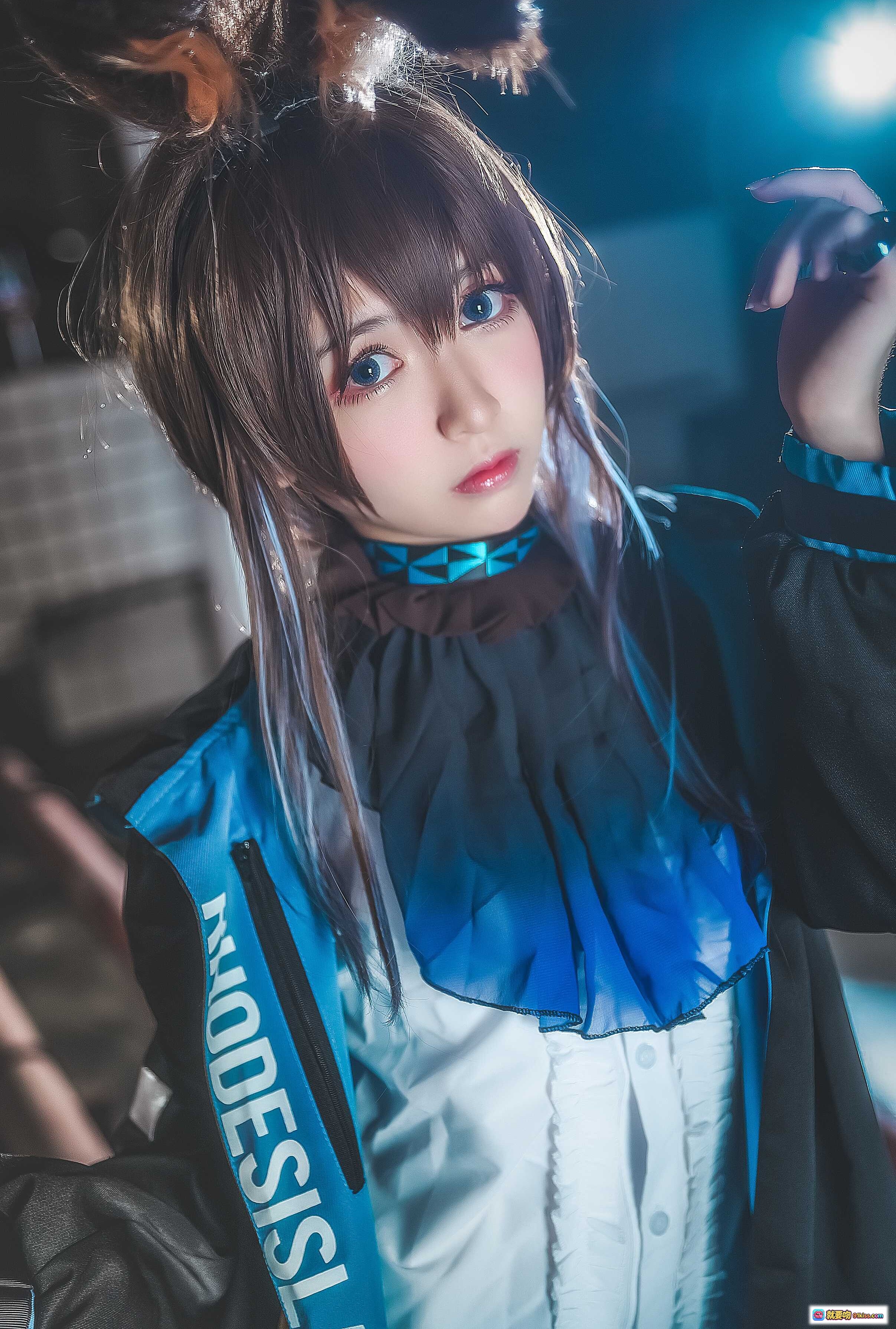 图片[9] - 鳗鱼霏儿NO.049明日方舟cosplay写真｜黑蓝战衣高颜值少女｜精致妆容与发饰细节｜10P高清图集 - 就要吻