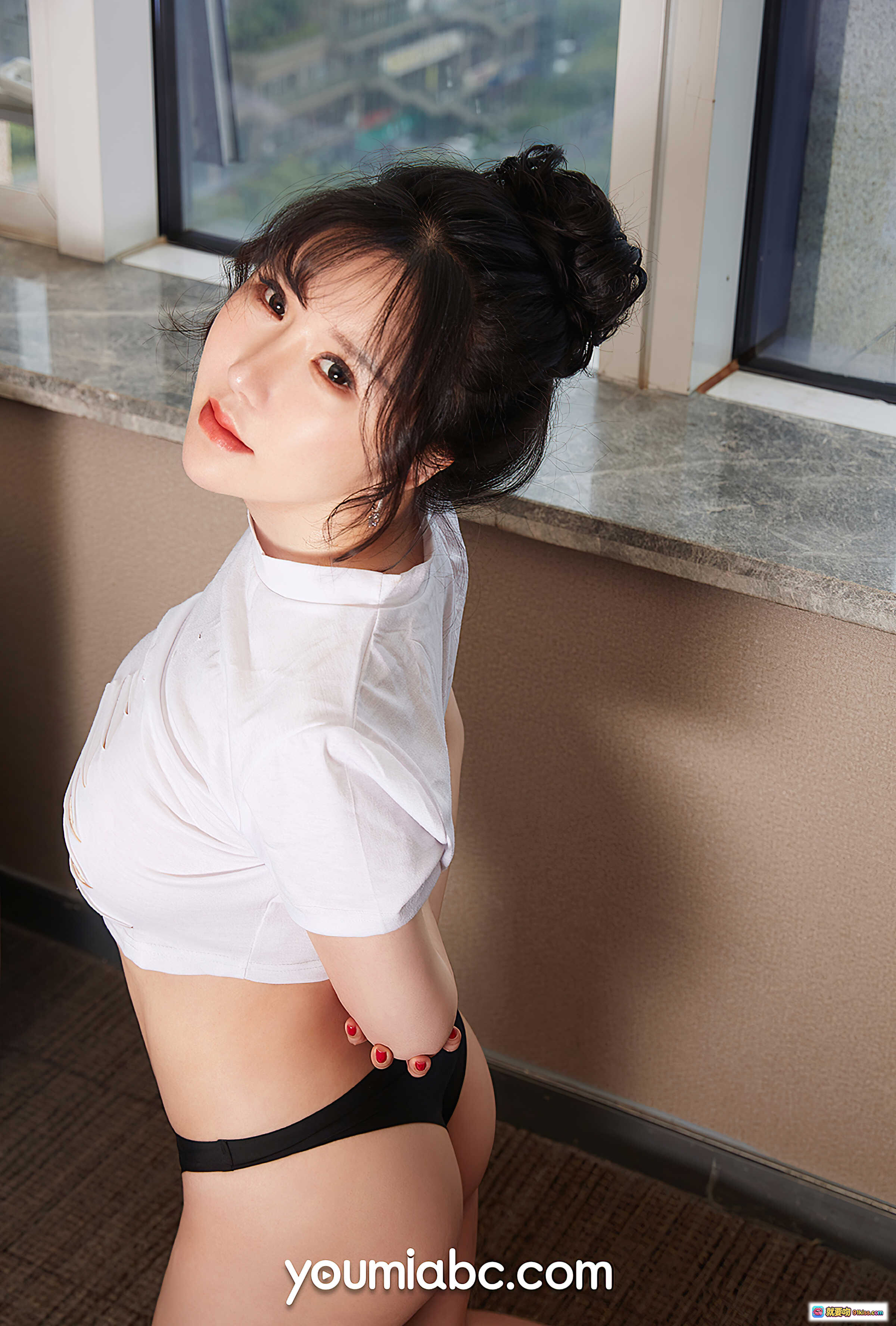 图片[1] - 奶熙宝宝欲火难抑写真｜YouMi尤蜜2020.06.12白衬衫黑内搭窗边性感私房照 - 就要吻
