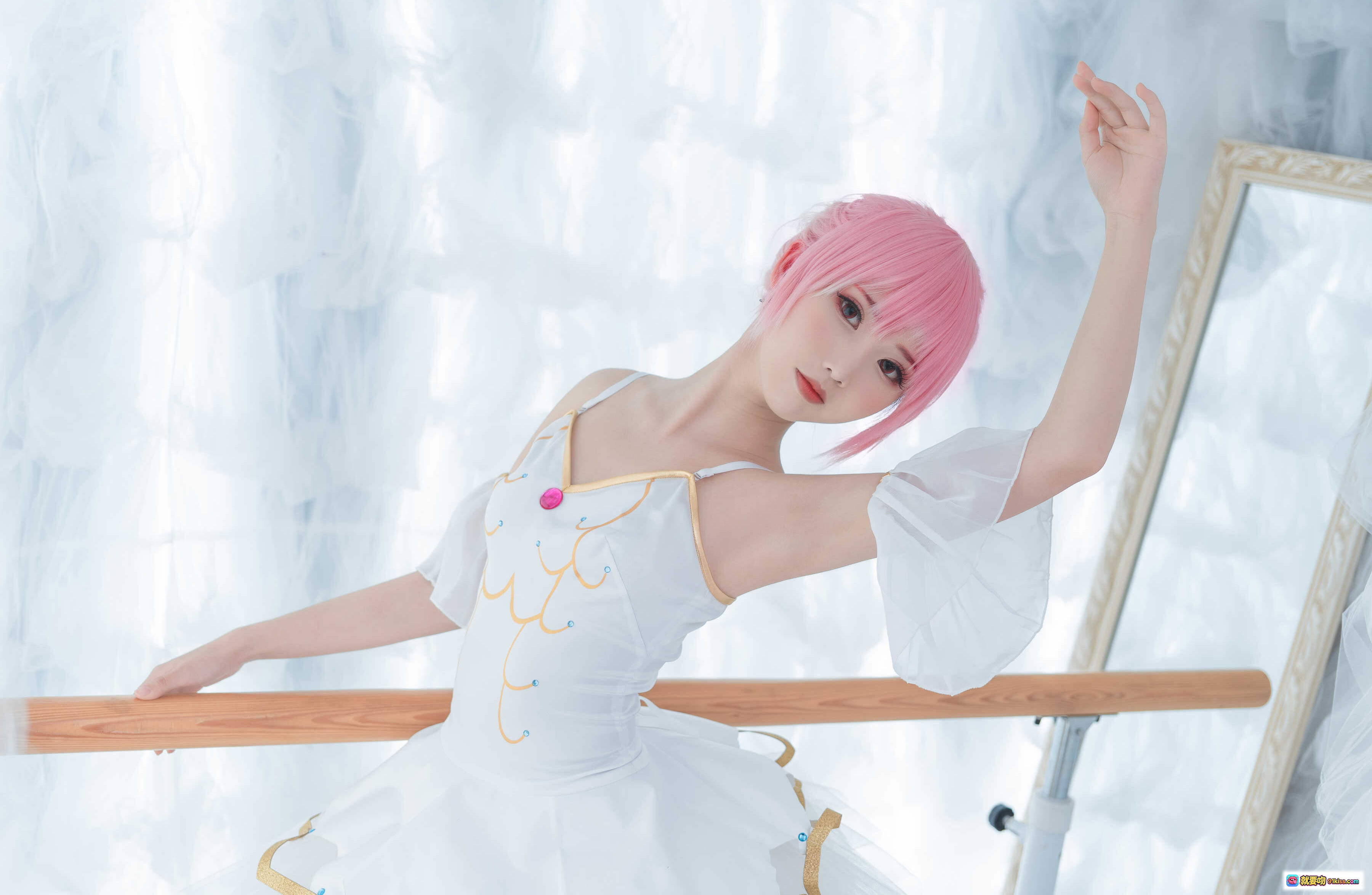 图片[9] - 面饼仙儿NO.041小圆芭蕾cos写真 白色芭蕾舞裙粉色短发舞蹈室柔光氛围少女优雅姿态12P高清图集 - 就要吻