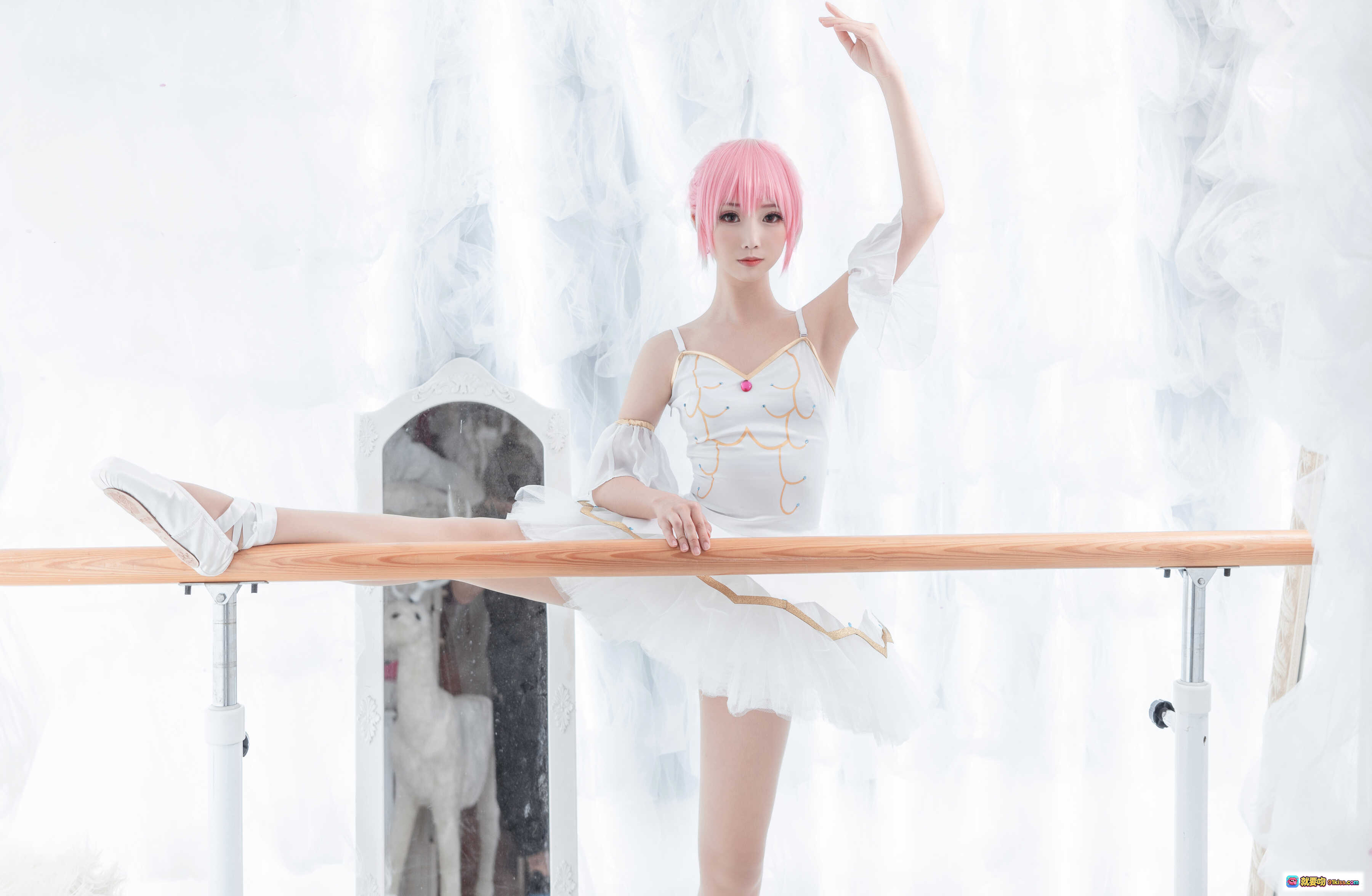 图片[5] - 面饼仙儿NO.041小圆芭蕾cos写真 白色芭蕾舞裙粉色短发舞蹈室柔光氛围少女优雅姿态12P高清图集 - 就要吻