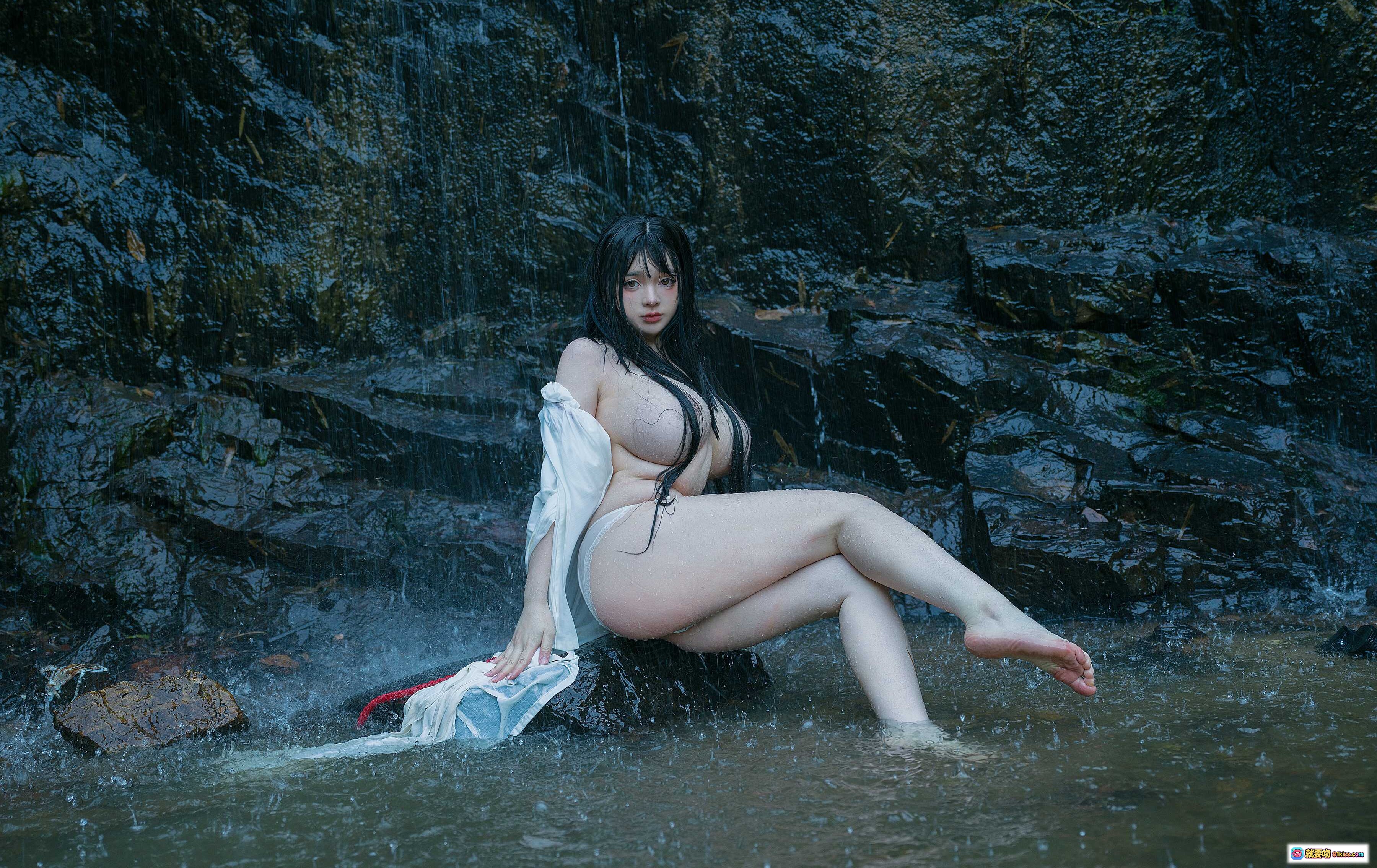 图片[5] - NinJa阿寨寨 NO.008 神明巫女写真｜湿发白袍红绳花饰｜山涧岩石水雾氛围感｜38P高清摄影集 - 就要吻