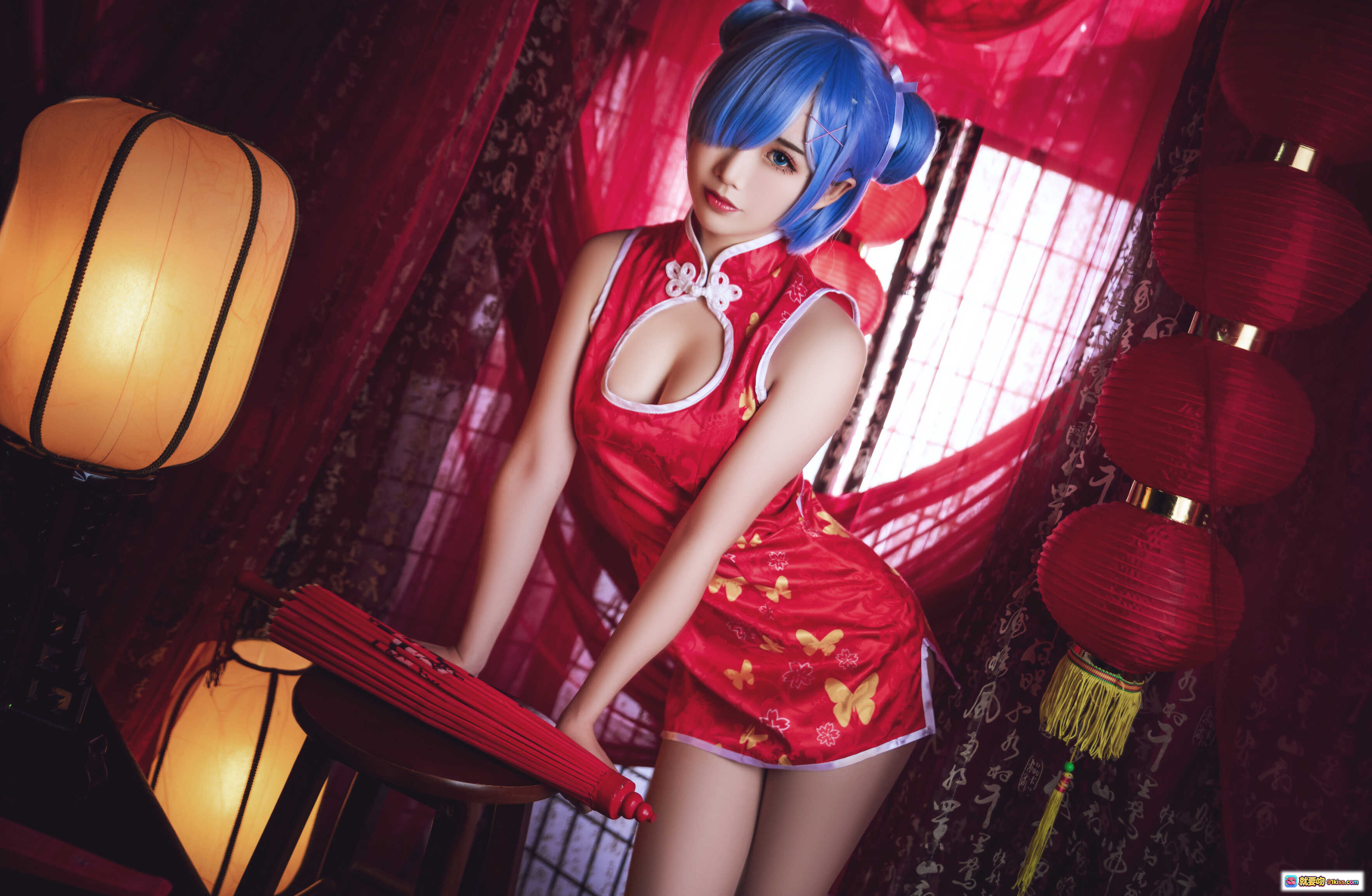 图片[7] - 面饼仙儿NO.052雷姆旗袍写真 | 蓝发双马尾cos | 红色蝴蝶刺绣旗袍 | 手持折扇古典风 | 红纱窗灯笼布景 | 高跟美腿性感造型 - 就要吻