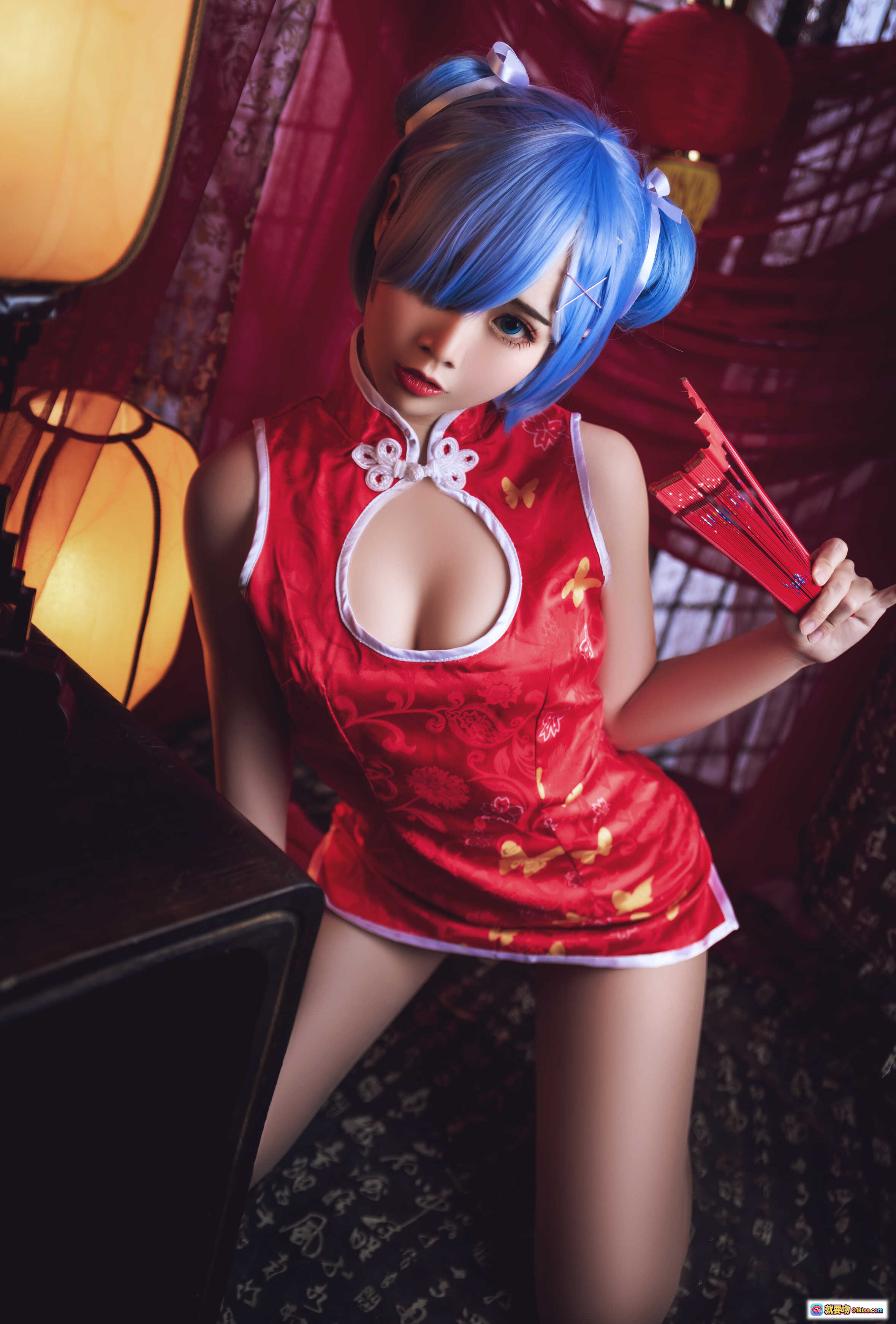 图片[9] - 面饼仙儿NO.052雷姆旗袍写真 | 蓝发双马尾cos | 红色蝴蝶刺绣旗袍 | 手持折扇古典风 | 红纱窗灯笼布景 | 高跟美腿性感造型 - 就要吻
