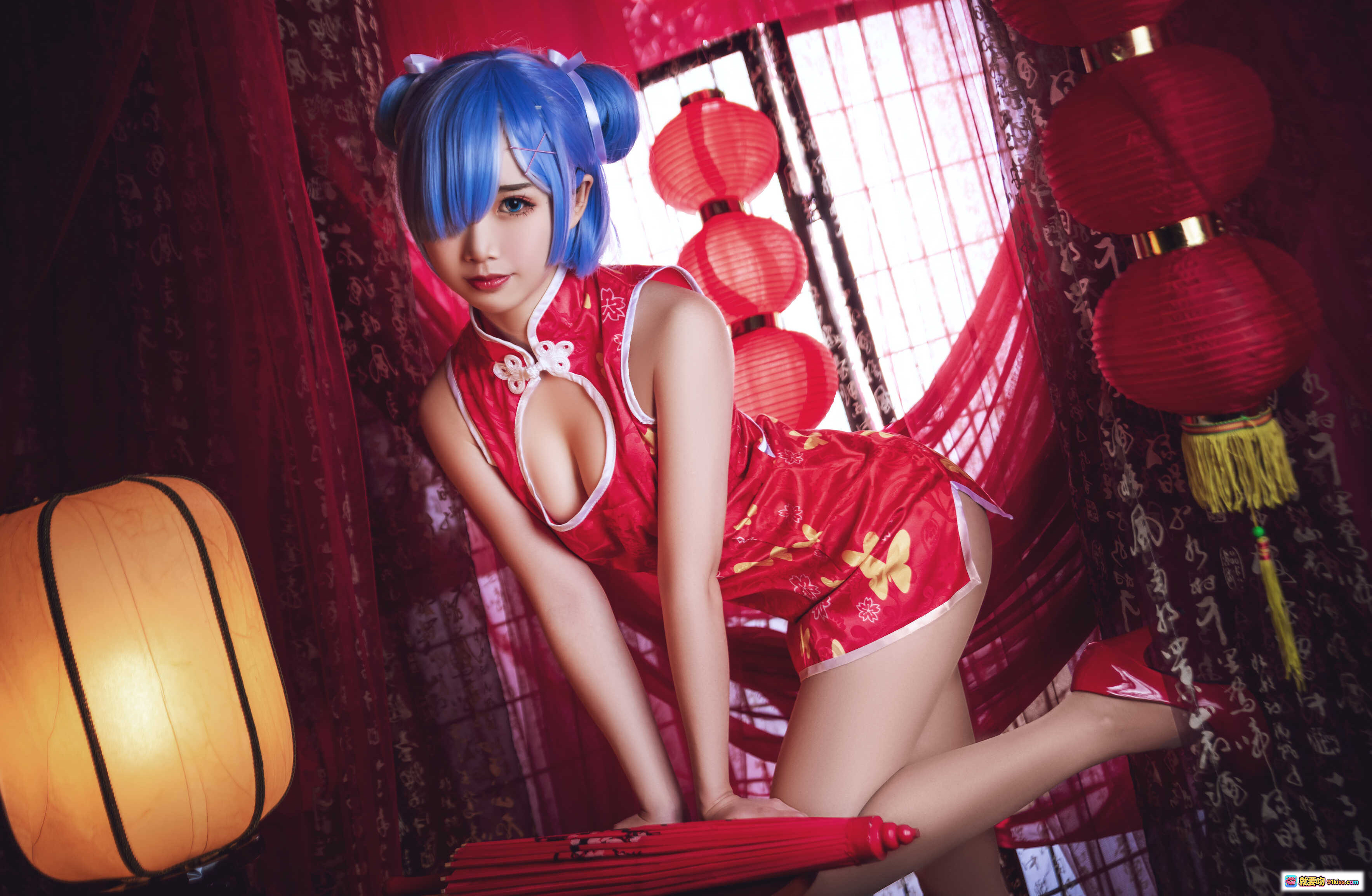 图片[6] - 面饼仙儿NO.052雷姆旗袍写真 | 蓝发双马尾cos | 红色蝴蝶刺绣旗袍 | 手持折扇古典风 | 红纱窗灯笼布景 | 高跟美腿性感造型 - 就要吻