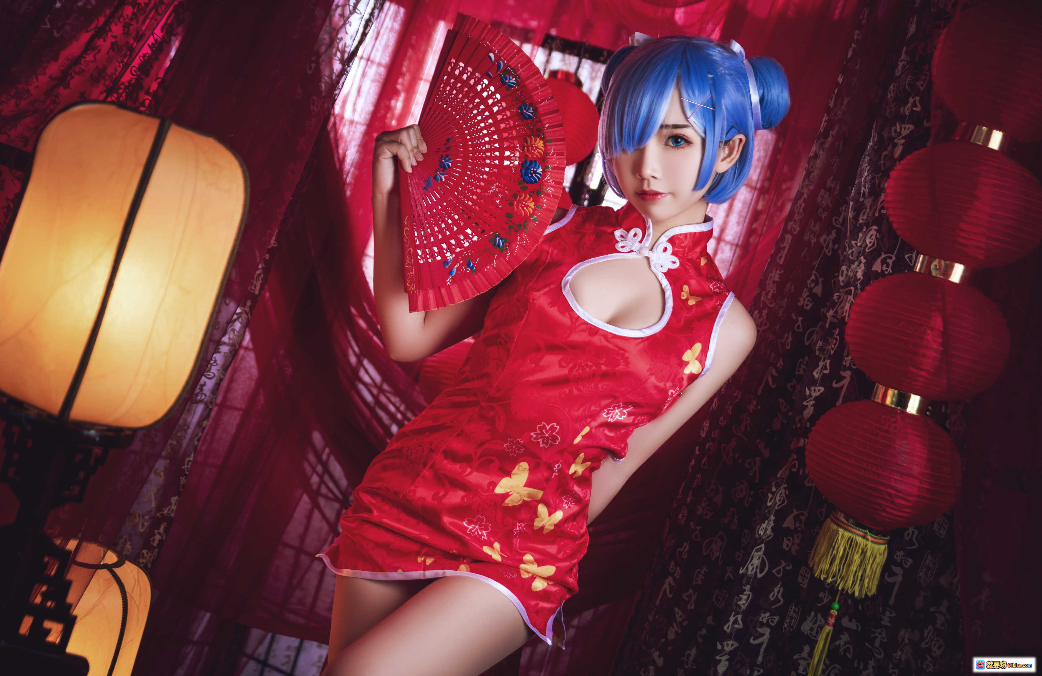 图片[4] - 面饼仙儿NO.052雷姆旗袍写真 | 蓝发双马尾cos | 红色蝴蝶刺绣旗袍 | 手持折扇古典风 | 红纱窗灯笼布景 | 高跟美腿性感造型 - 就要吻