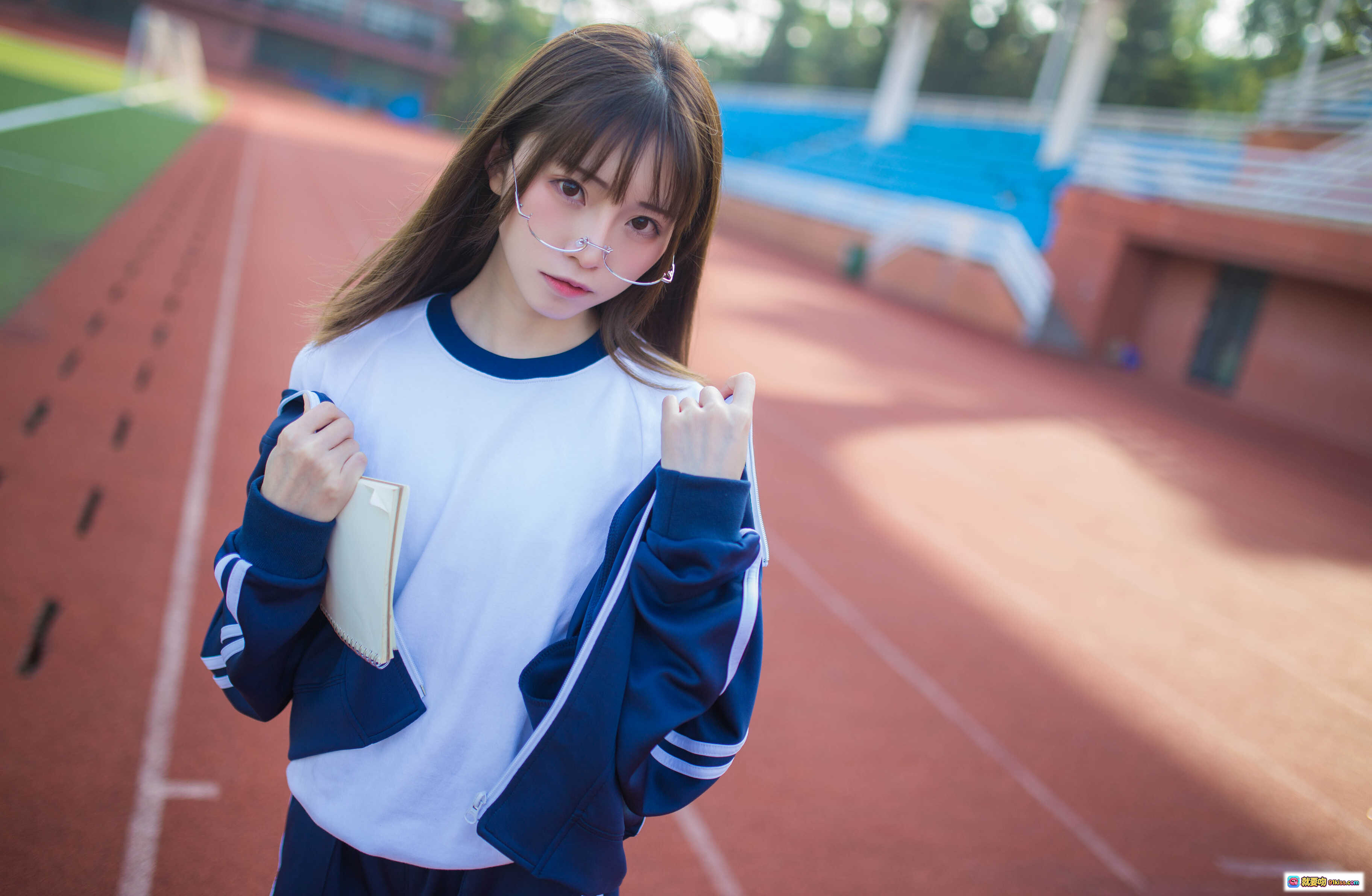 图片[7] - 深蓝运动服女孩写真 Kitaro_绮太郎 NO.044 校园跑道眼镜少女手持笔记本清新自然风 - 就要吻