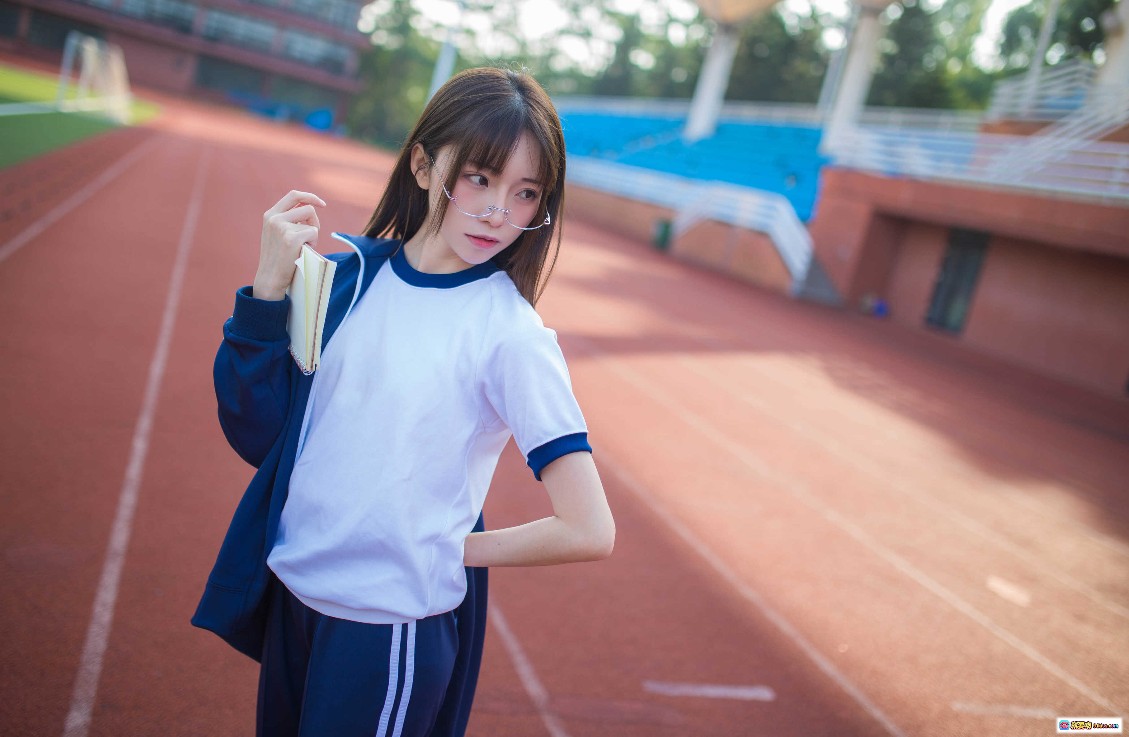 图片[6] - 深蓝运动服女孩写真 Kitaro_绮太郎 NO.044 校园跑道眼镜少女手持笔记本清新自然风 - 就要吻