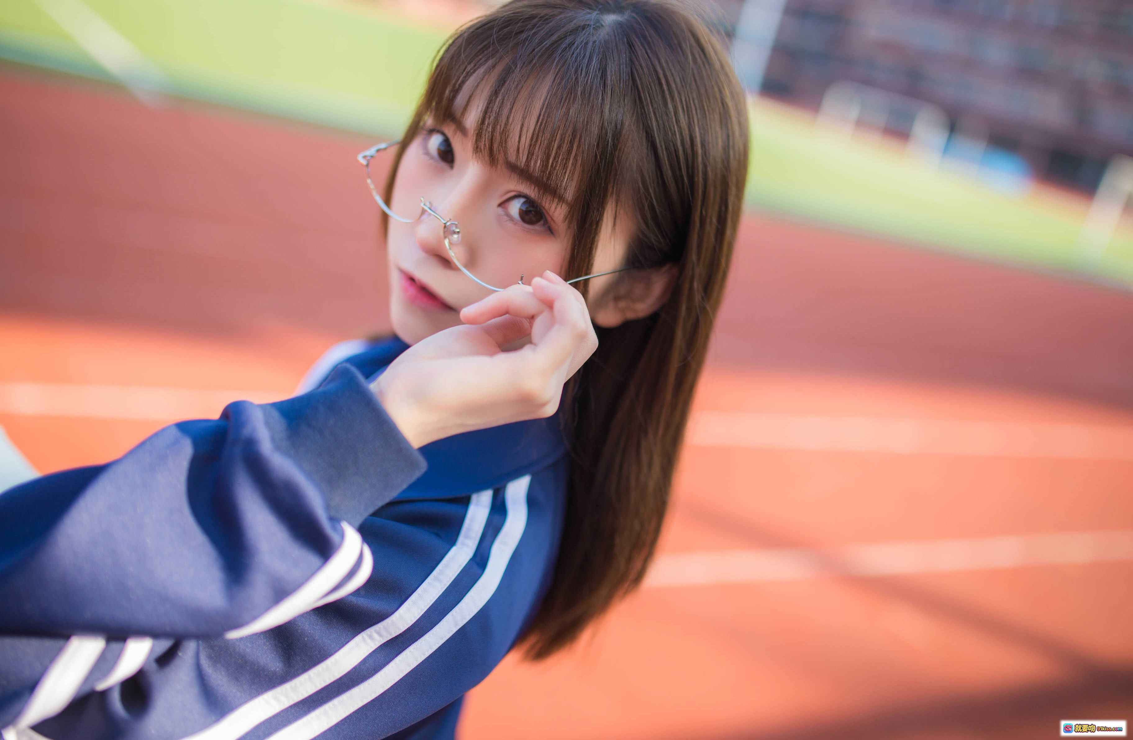 图片[2] - 深蓝运动服女孩写真 Kitaro_绮太郎 NO.044 校园跑道眼镜少女手持笔记本清新自然风 - 就要吻