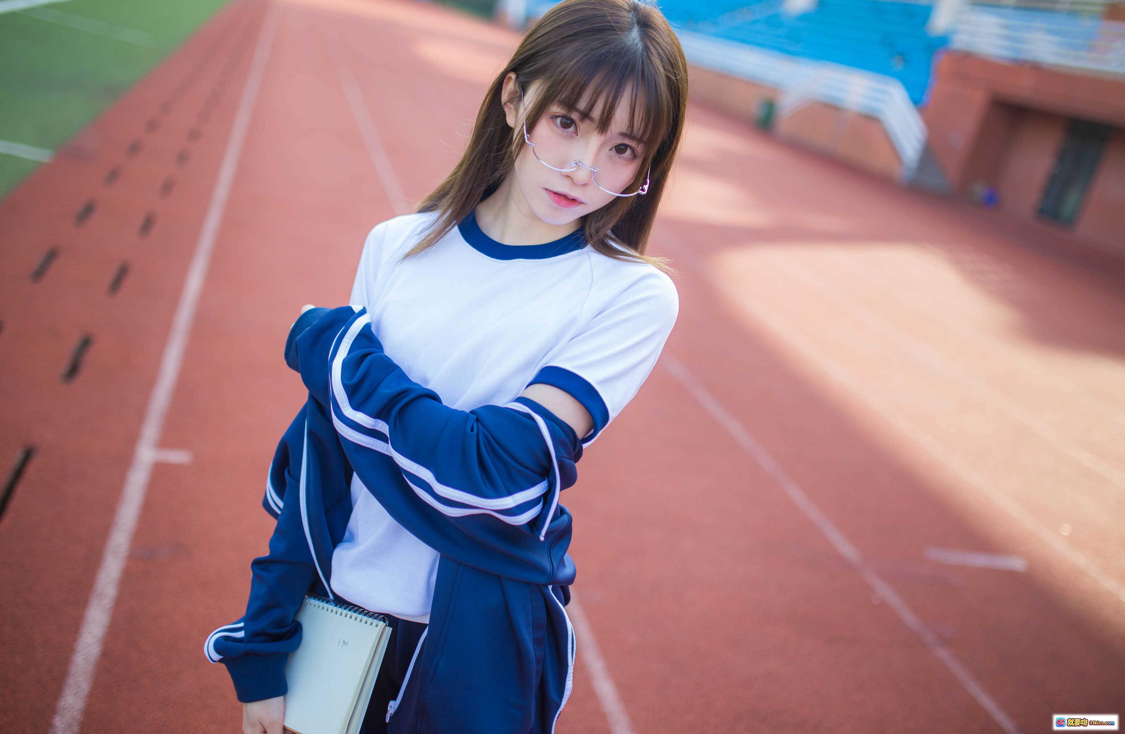 图片[9] - 深蓝运动服女孩写真 Kitaro_绮太郎 NO.044 校园跑道眼镜少女手持笔记本清新自然风 - 就要吻