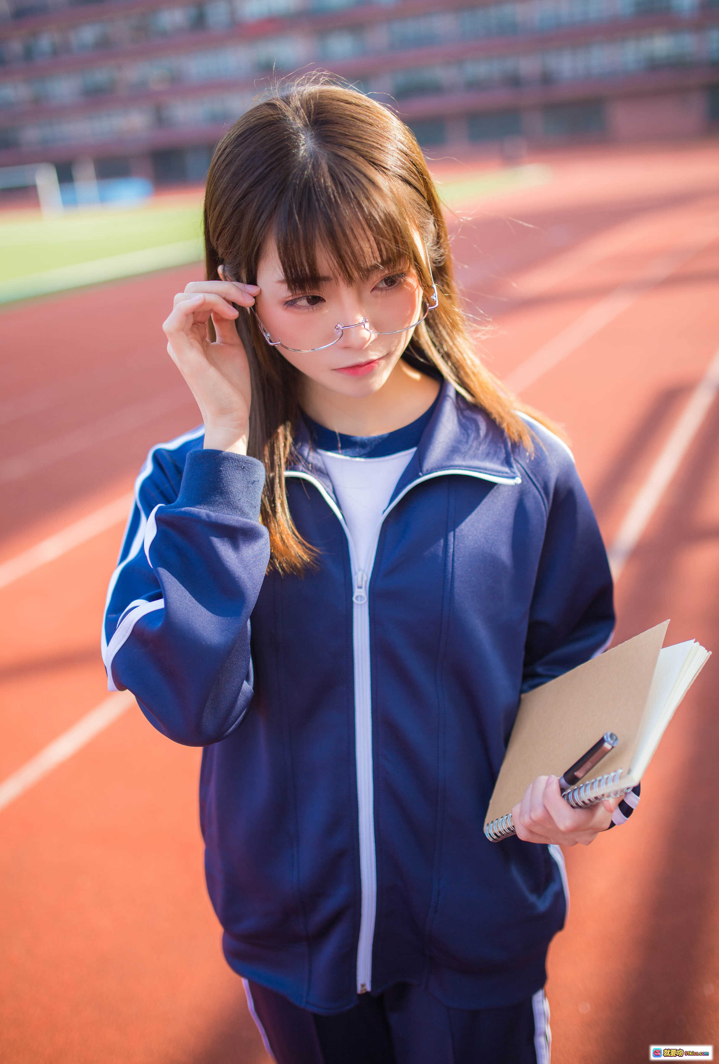 图片[3] - 深蓝运动服女孩写真 Kitaro_绮太郎 NO.044 校园跑道眼镜少女手持笔记本清新自然风 - 就要吻