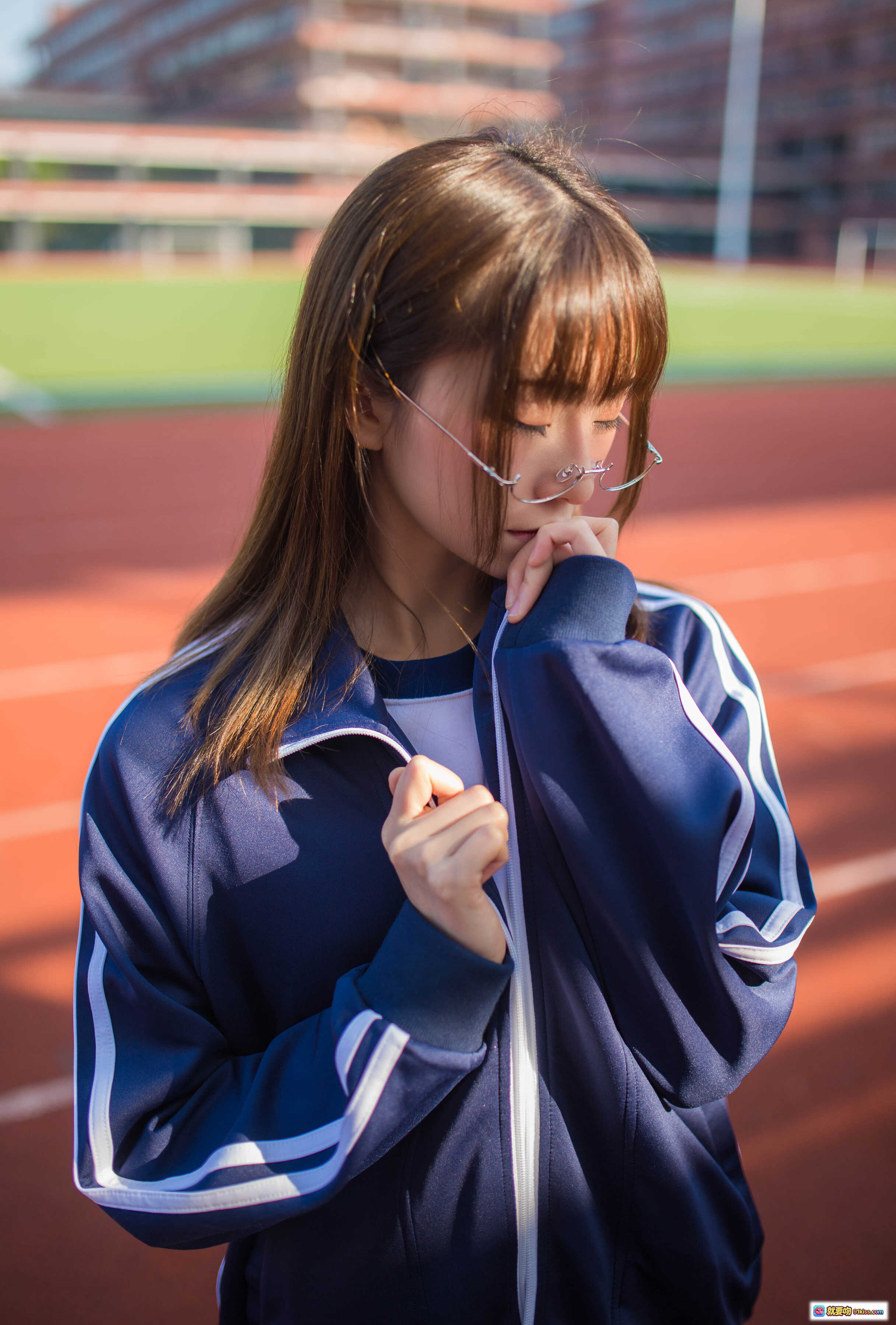 图片[10] - 深蓝运动服女孩写真 Kitaro_绮太郎 NO.044 校园跑道眼镜少女手持笔记本清新自然风 - 就要吻