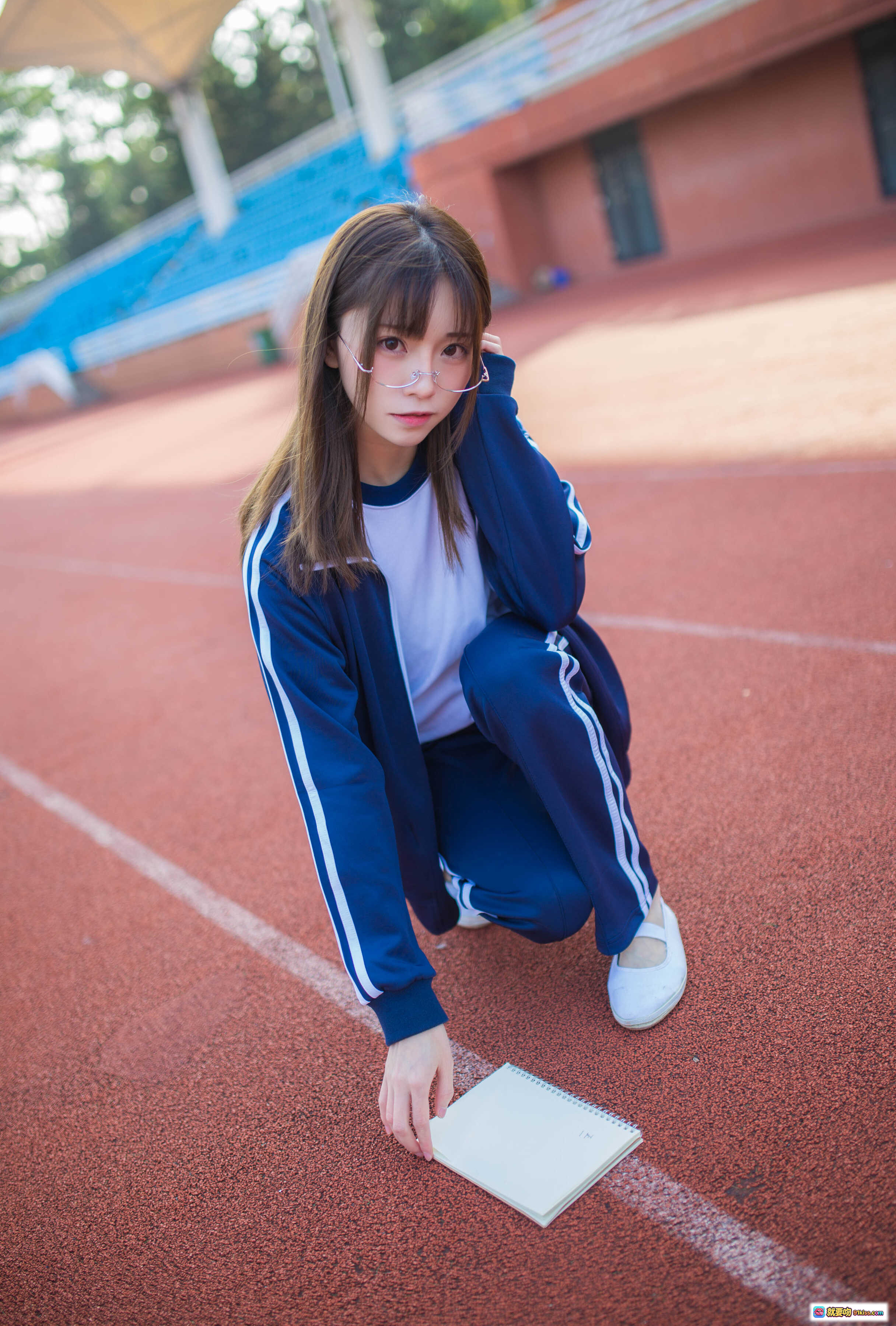 图片[5] - 深蓝运动服女孩写真 Kitaro_绮太郎 NO.044 校园跑道眼镜少女手持笔记本清新自然风 - 就要吻