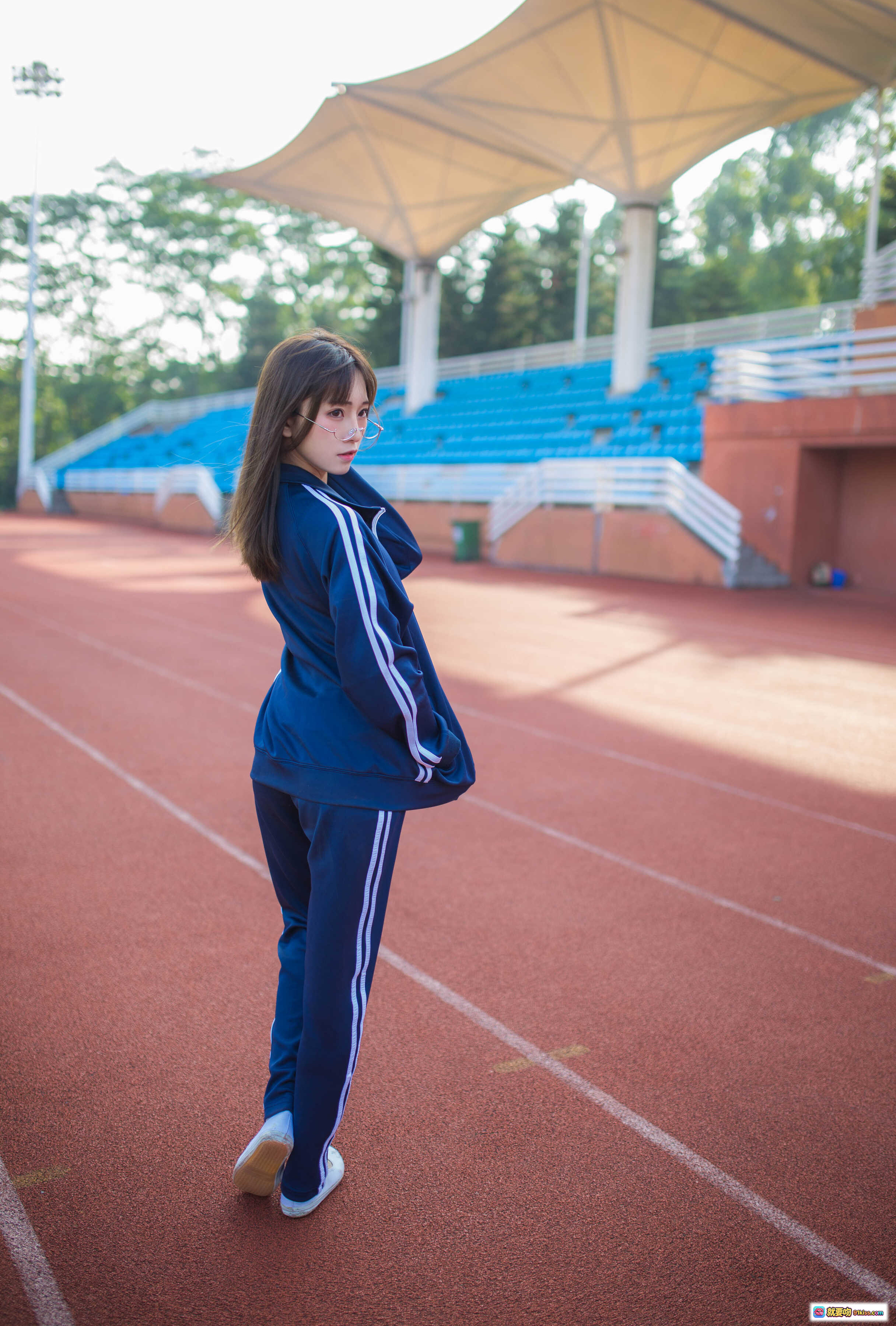 图片[8] - 深蓝运动服女孩写真 Kitaro_绮太郎 NO.044 校园跑道眼镜少女手持笔记本清新自然风 - 就要吻