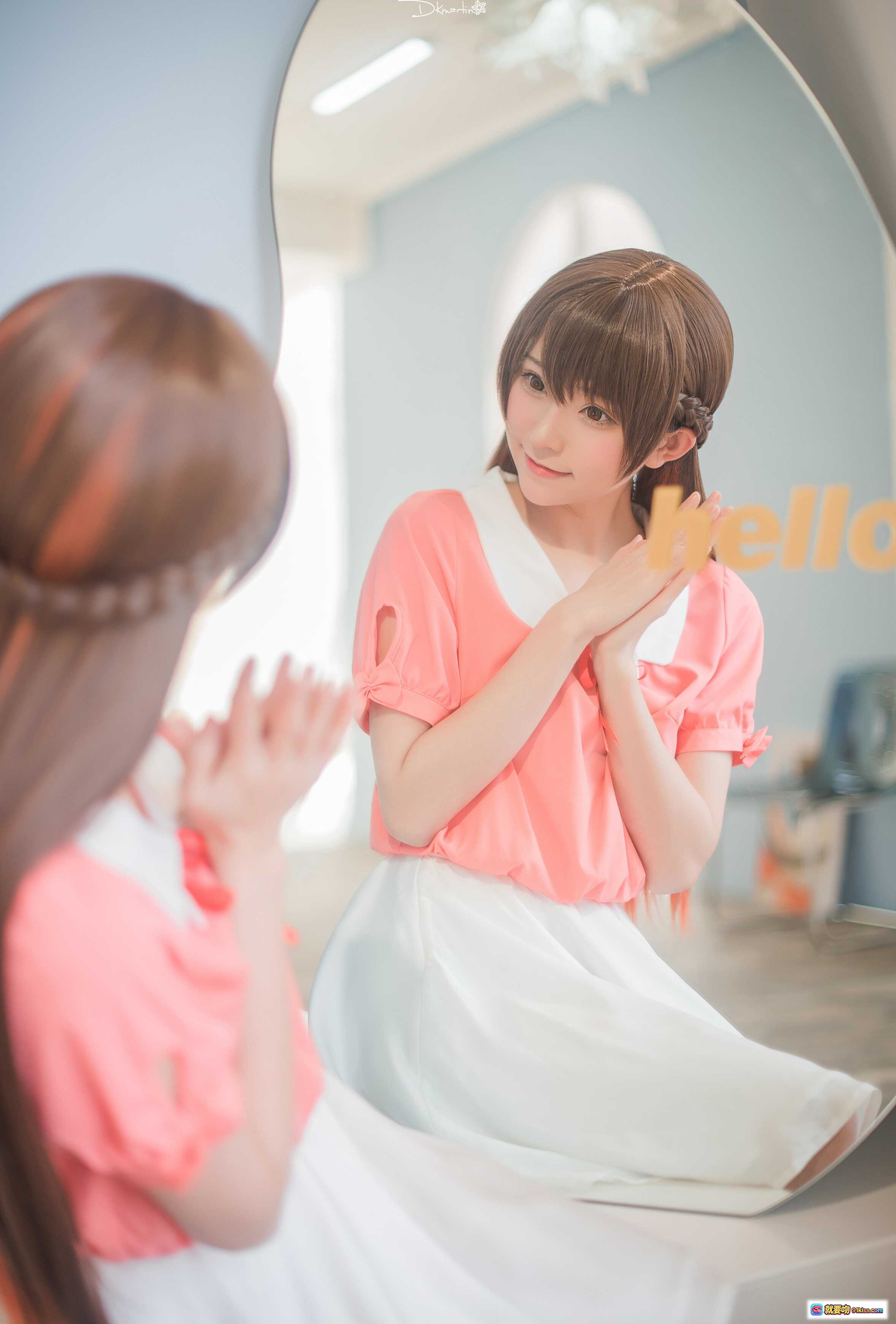 Kitaro绮太郎NO.082水原千鹤cos写真｜粉色上衣白色裙装镜前甜美微笑｜日系少女风高清美图 - 就要吻