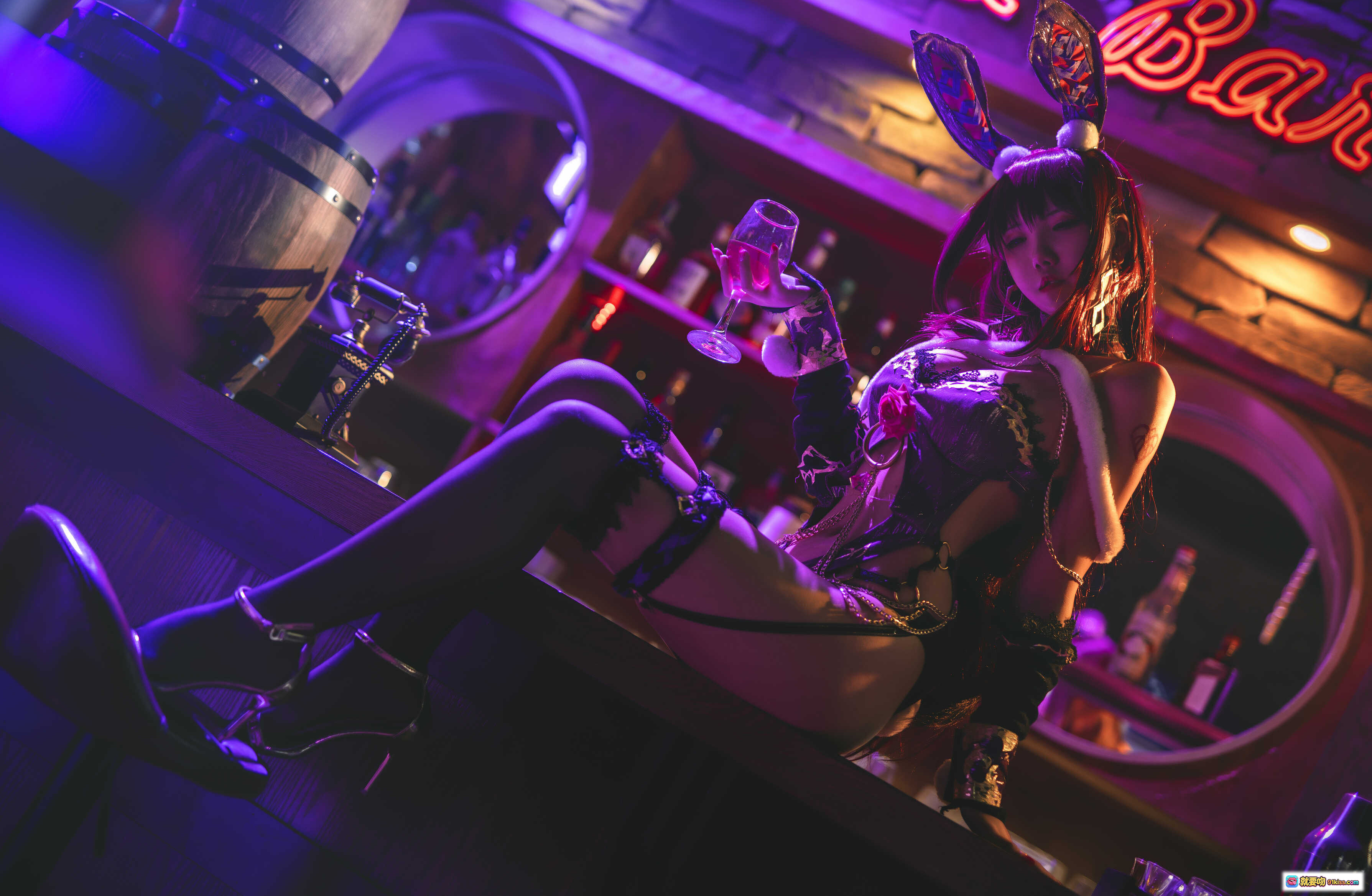 图片[4] - 阿薰kaOri NO.005 斯卡哈兔女郎Cosplay写真 | 紫光酒吧场景 | 性感蕾丝内衣 | 持酒瓶姿势 | 18P高清图集 - 就要吻