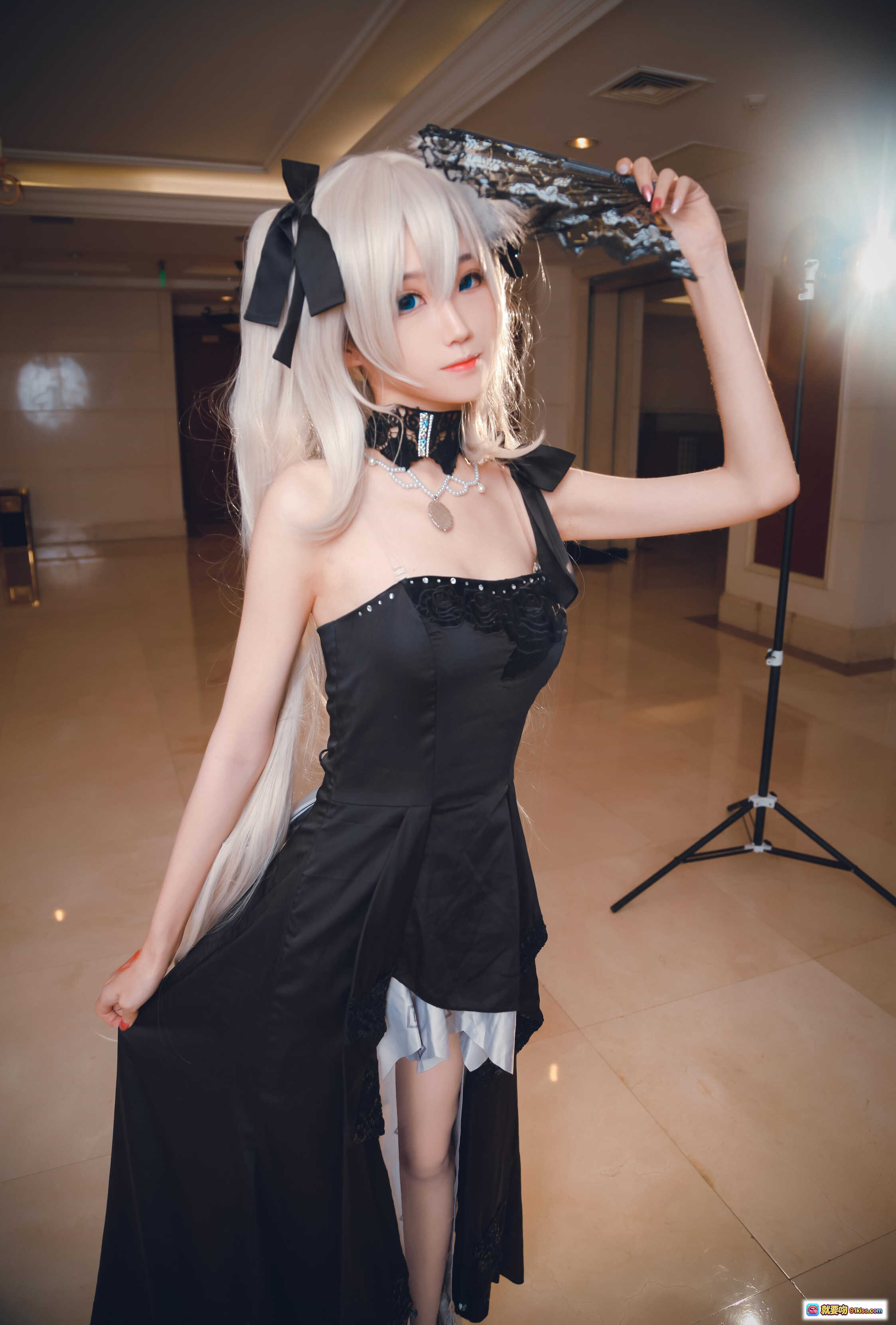 图片[2] - 妖君白研FATEGRAND ORDER玛丽cosplay美少女场照 黑色蕾丝礼服 白发双马尾 持扇优雅造型 - 就要吻