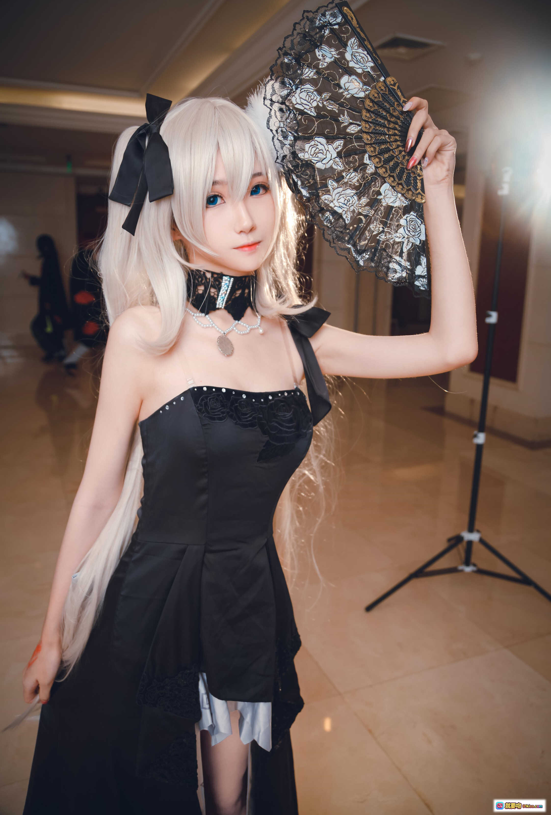 图片[3] - 妖君白研FATEGRAND ORDER玛丽cosplay美少女场照 黑色蕾丝礼服 白发双马尾 持扇优雅造型 - 就要吻