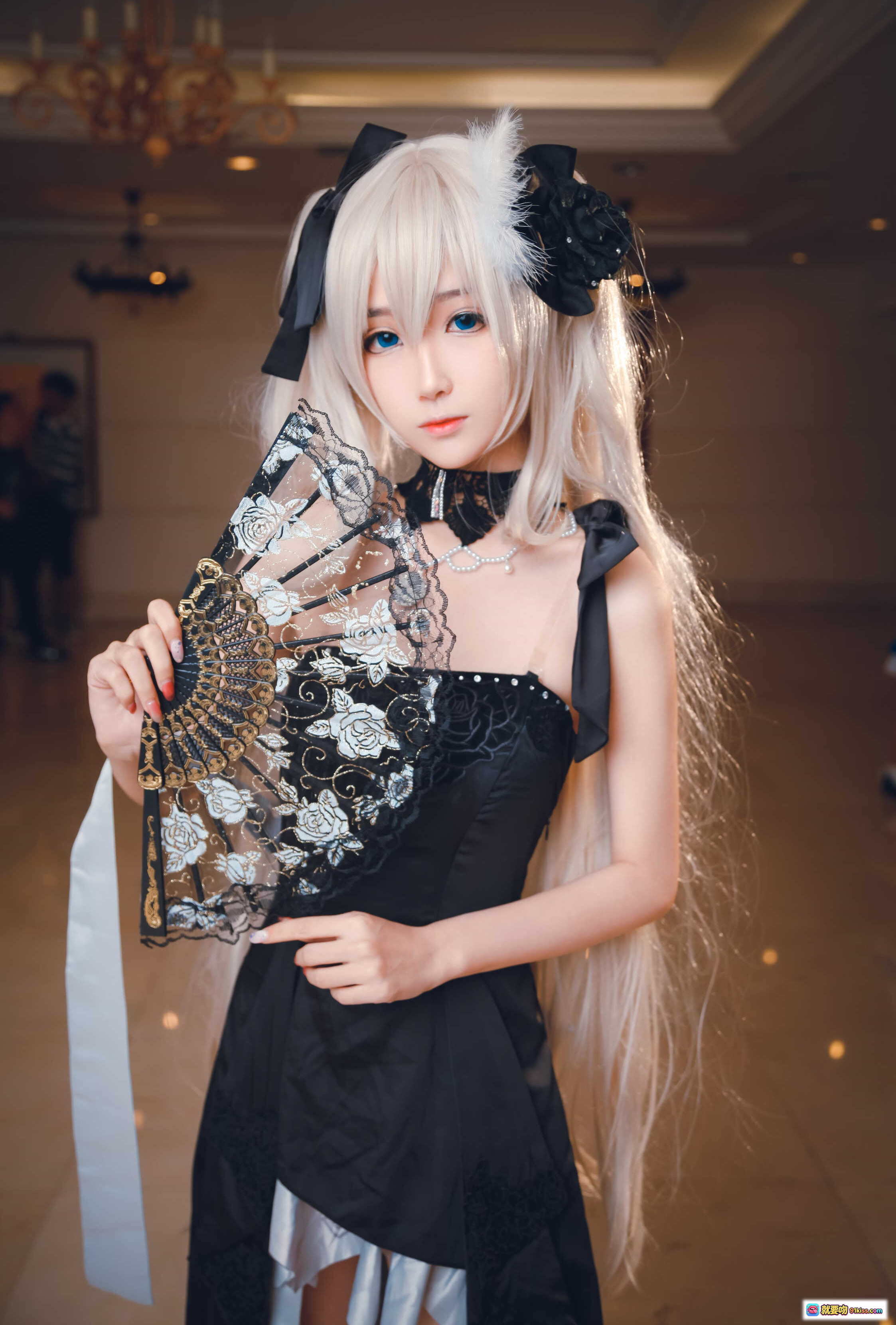 妖君白研FATEGRAND ORDER玛丽cosplay美少女场照 黑色蕾丝礼服 白发双马尾 持扇优雅造型 - 就要吻