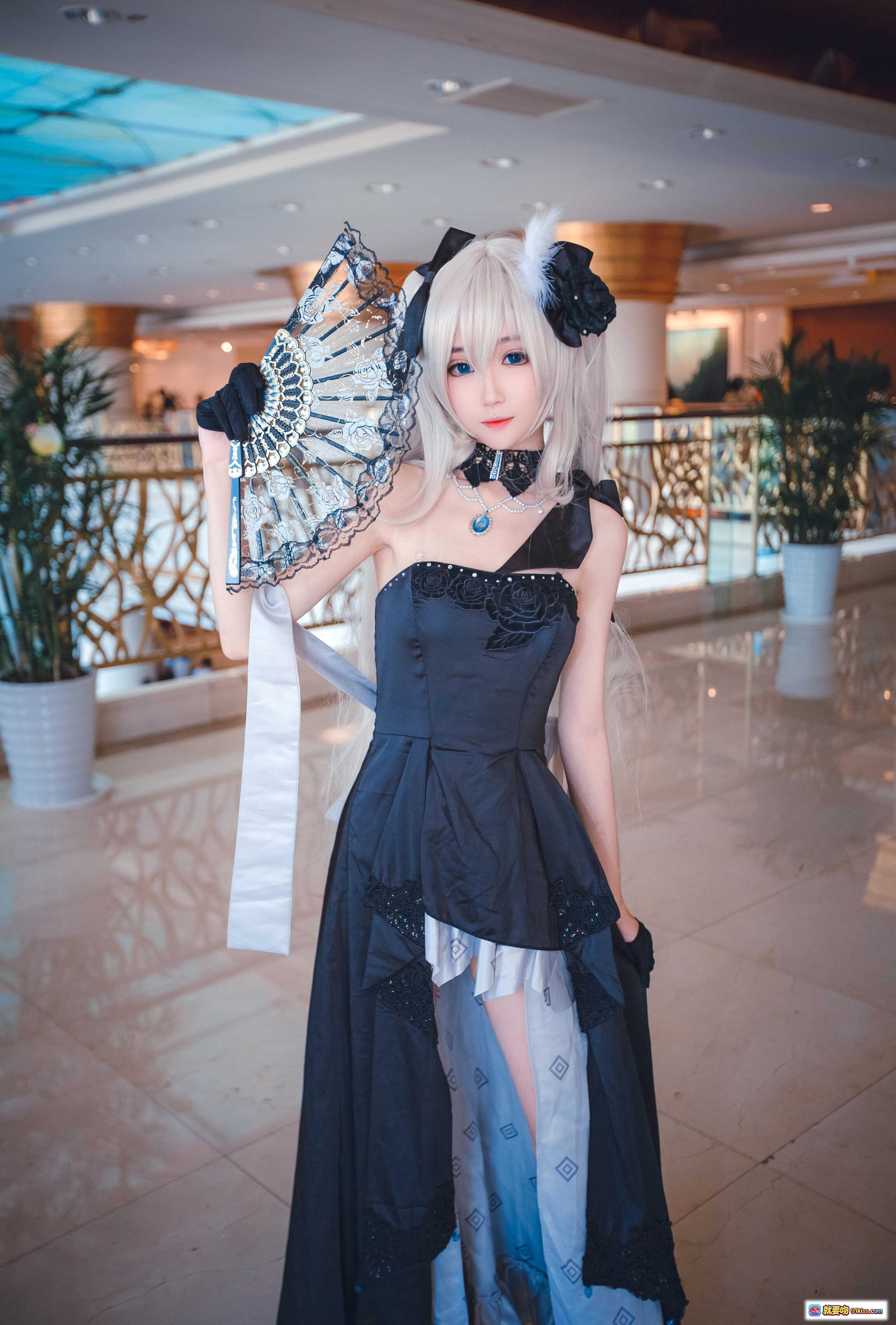 图片[4] - 妖君白研FATEGRAND ORDER玛丽cosplay美少女场照 黑色蕾丝礼服 白发双马尾 持扇优雅造型 - 就要吻