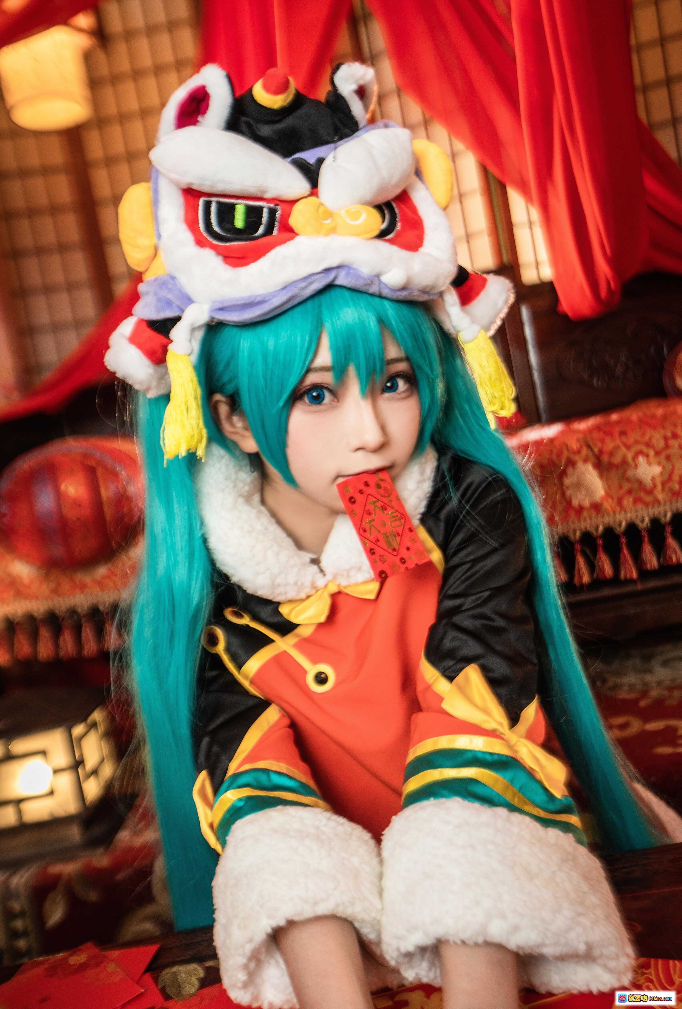 图片[2] - 初音未来cosplay新年限定装 舞狮头饰青发少女红色唐装中国风写真 Kitaro绮太郎NO.053 - 就要吻
