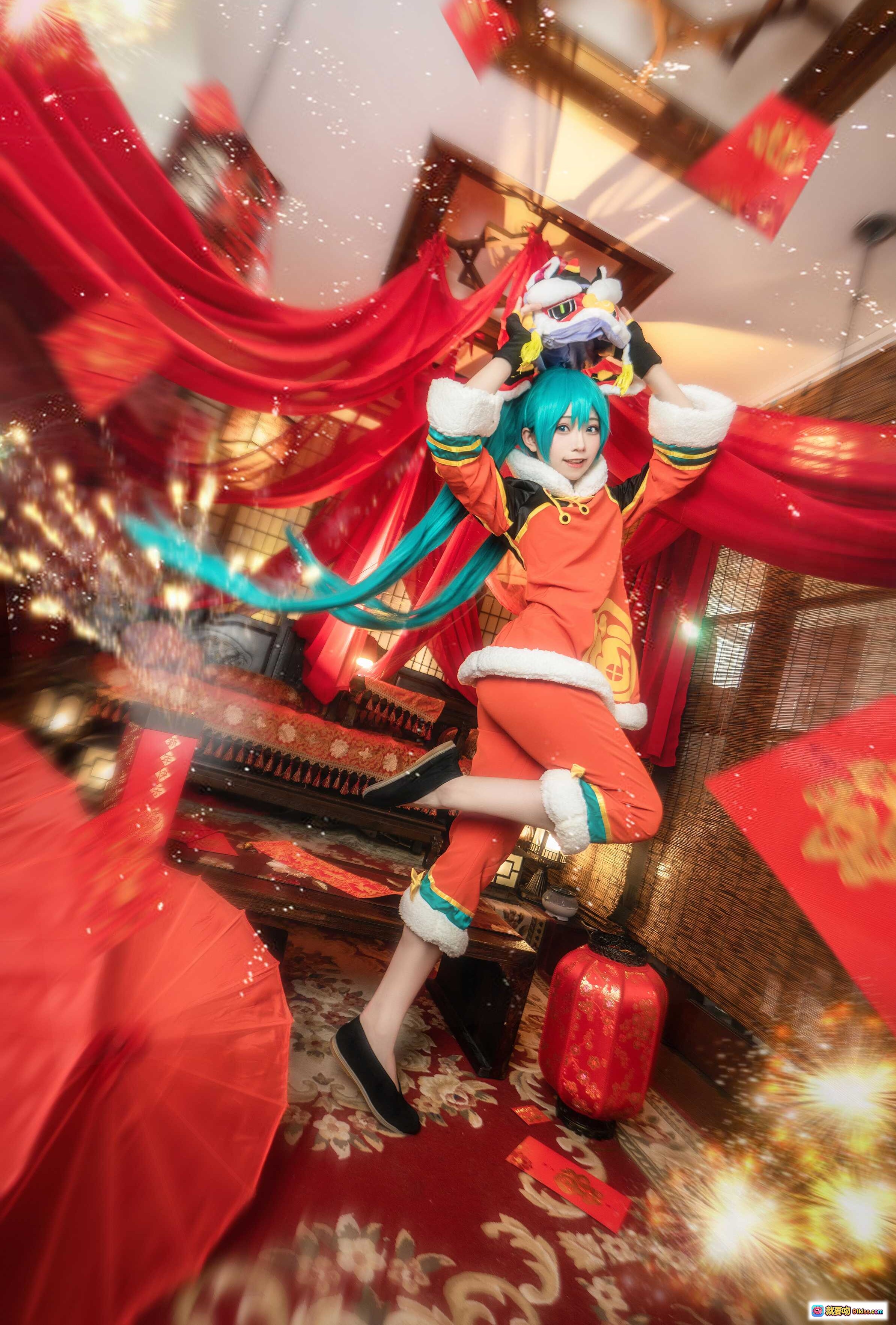 图片[5] - 初音未来cosplay新年限定装 舞狮头饰青发少女红色唐装中国风写真 Kitaro绮太郎NO.053 - 就要吻