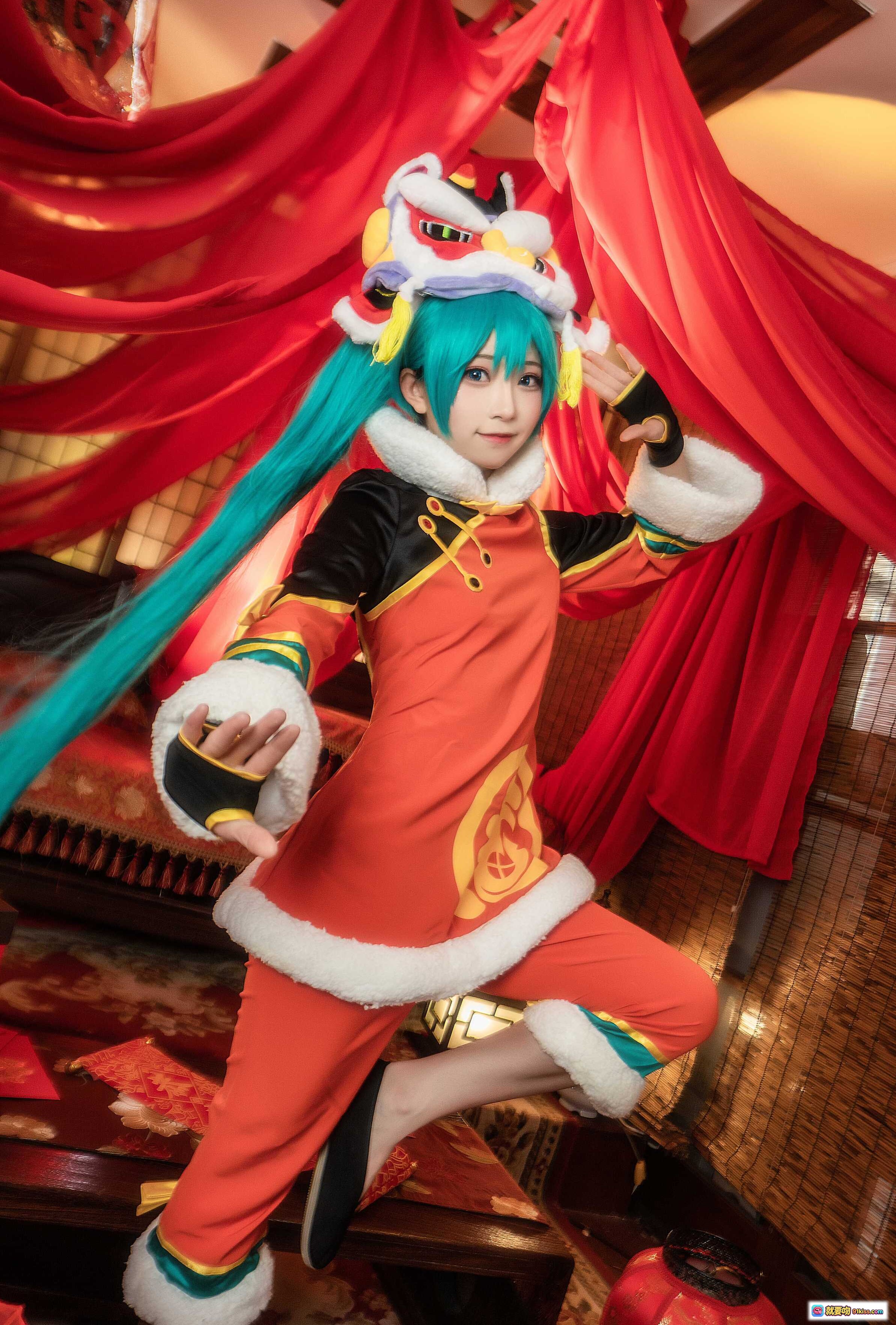 图片[1] - 初音未来cosplay新年限定装 舞狮头饰青发少女红色唐装中国风写真 Kitaro绮太郎NO.053 - 就要吻