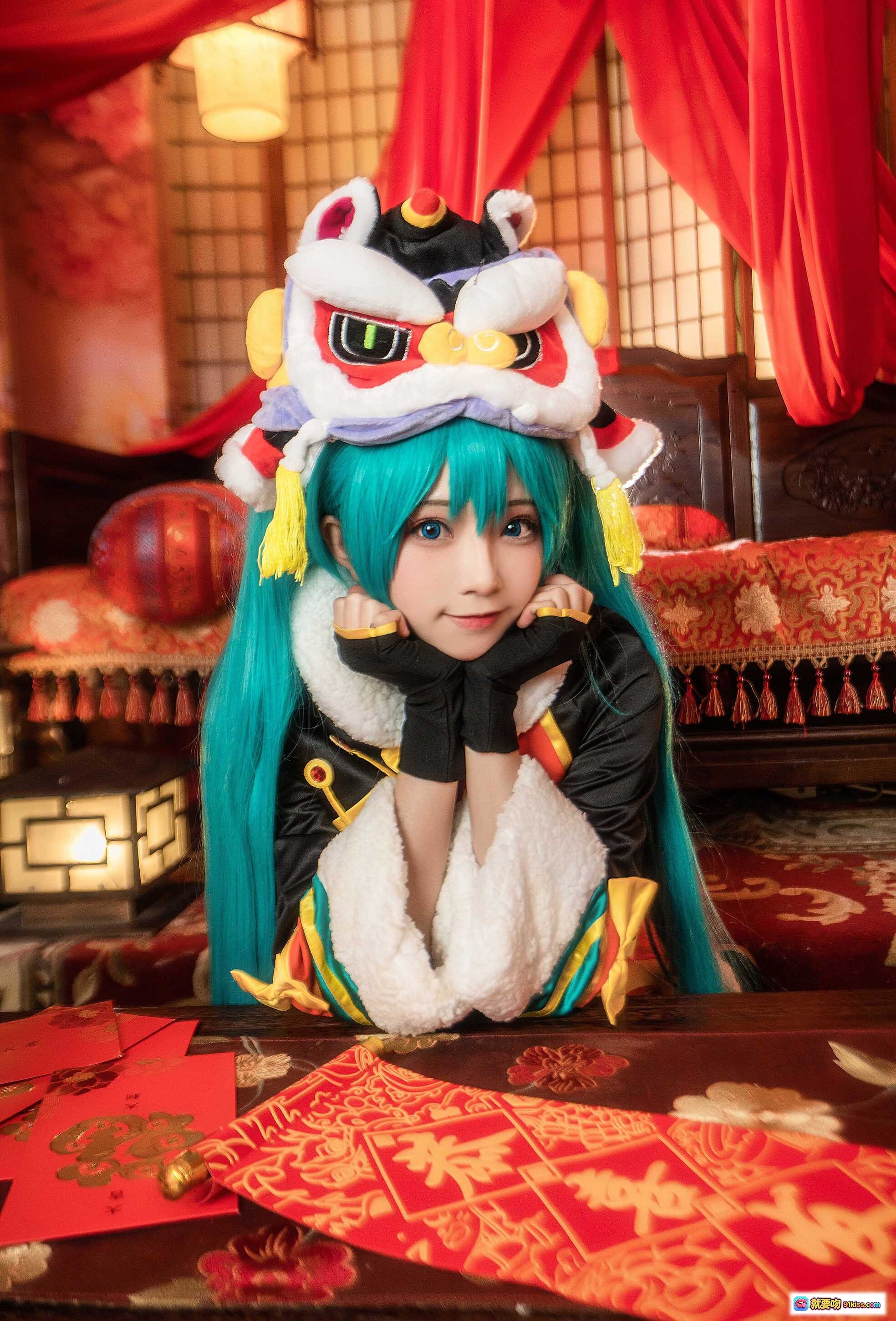 图片[7] - 初音未来cosplay新年限定装 舞狮头饰青发少女红色唐装中国风写真 Kitaro绮太郎NO.053 - 就要吻