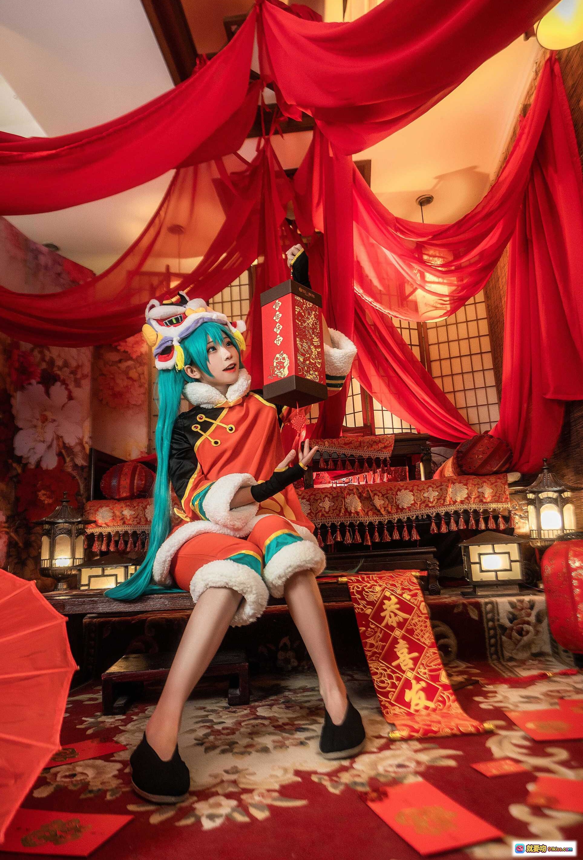 图片[3] - 初音未来cosplay新年限定装 舞狮头饰青发少女红色唐装中国风写真 Kitaro绮太郎NO.053 - 就要吻