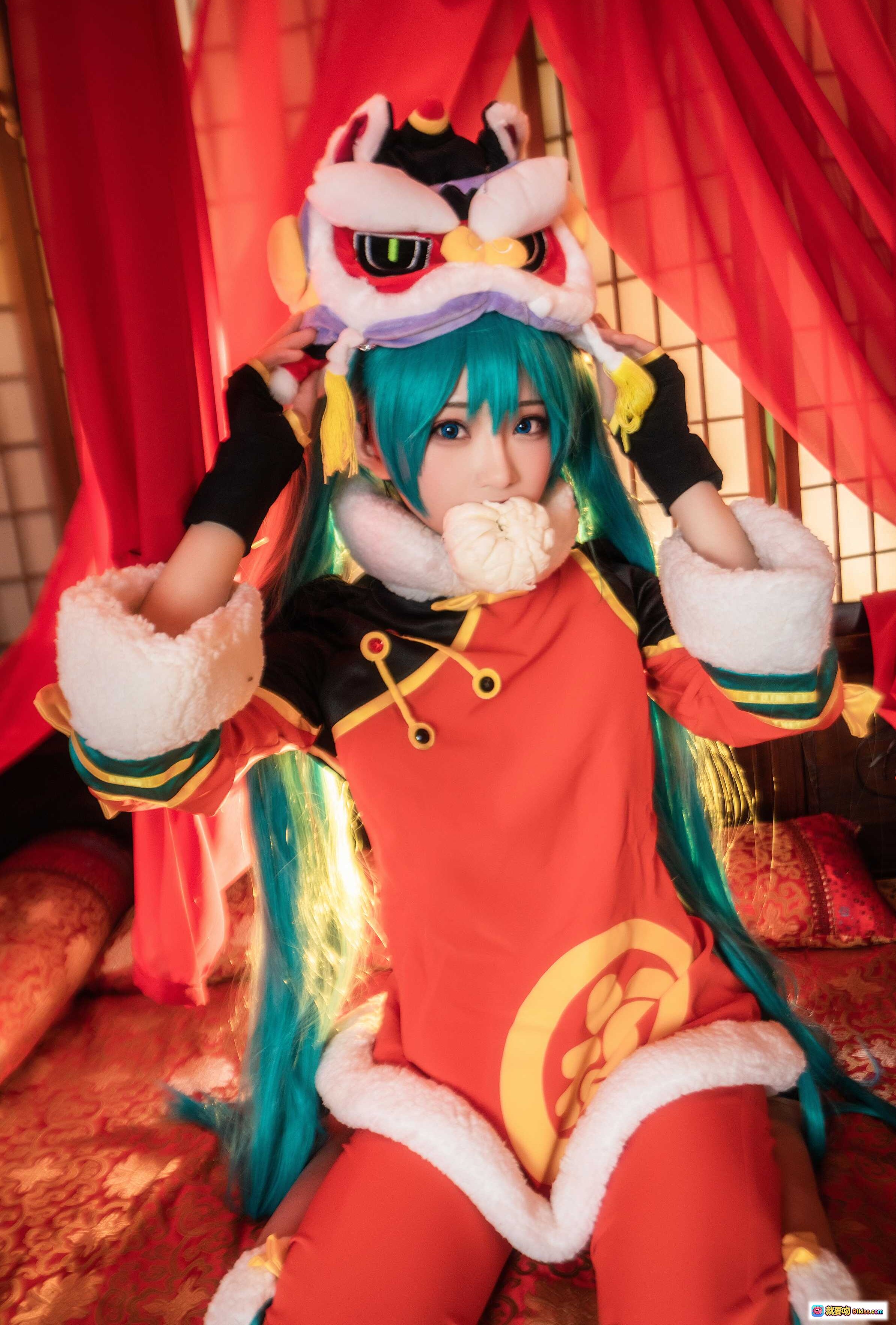 图片[8] - 初音未来cosplay新年限定装 舞狮头饰青发少女红色唐装中国风写真 Kitaro绮太郎NO.053 - 就要吻