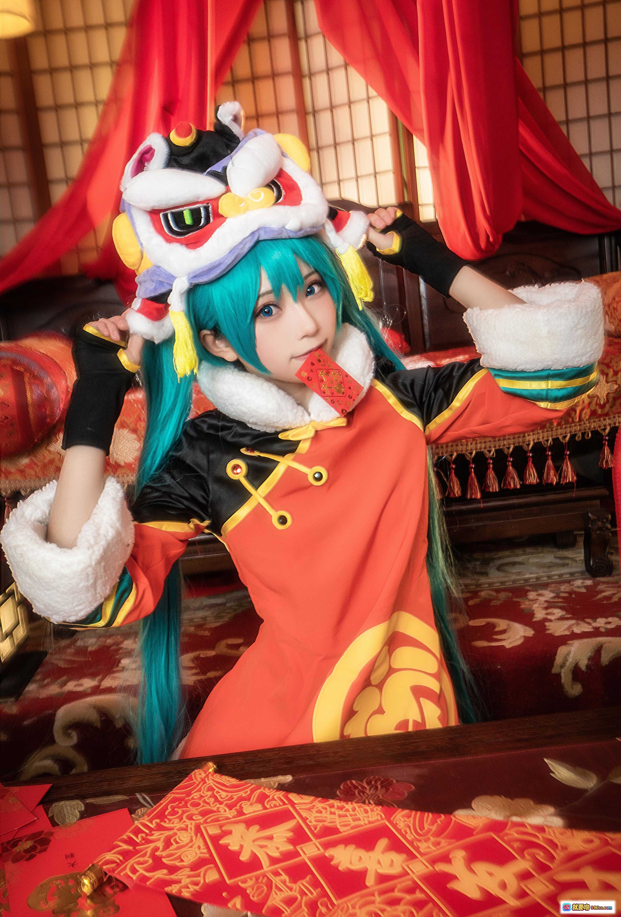 图片[6] - 初音未来cosplay新年限定装 舞狮头饰青发少女红色唐装中国风写真 Kitaro绮太郎NO.053 - 就要吻