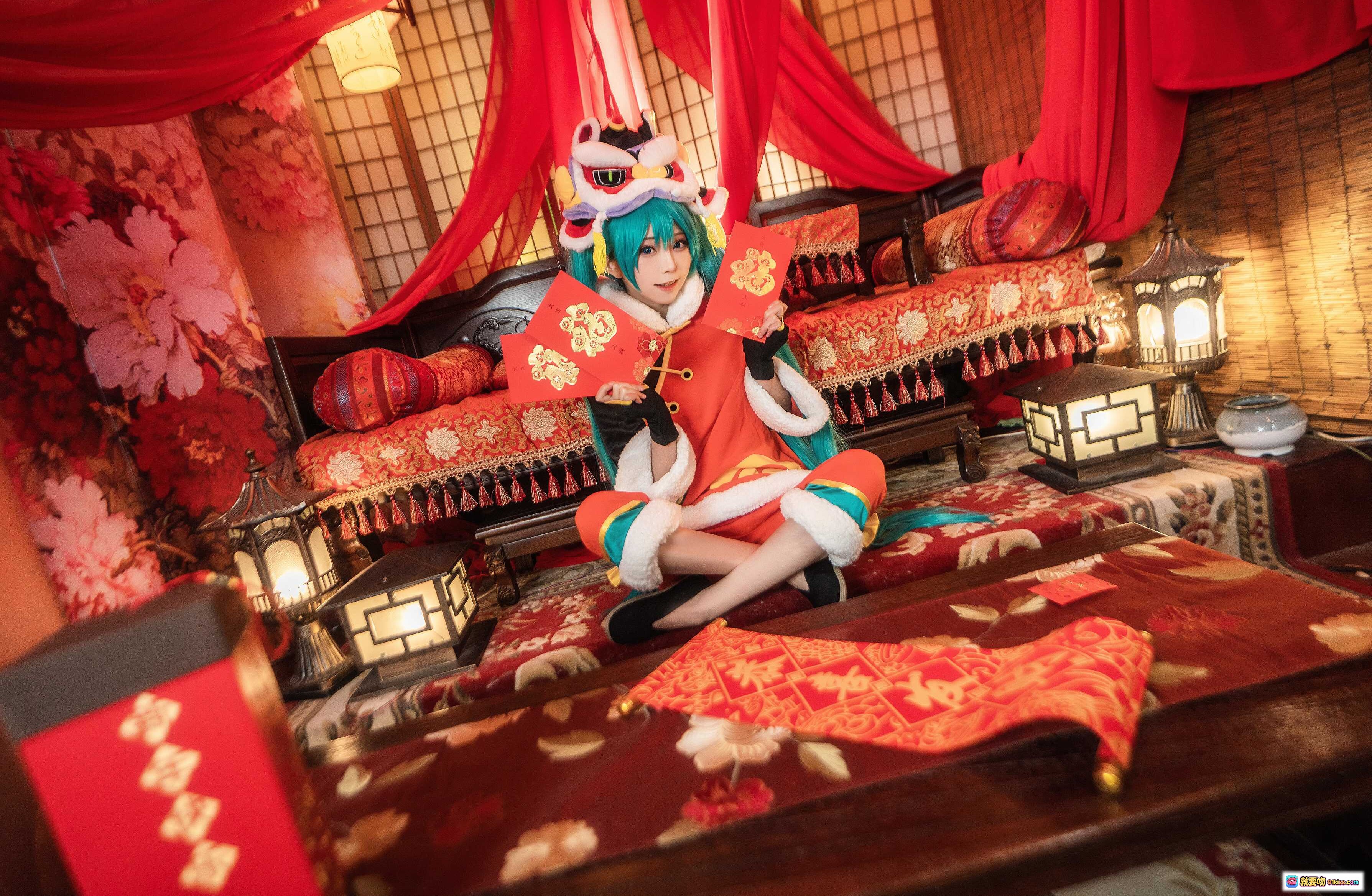 图片[4] - 初音未来cosplay新年限定装 舞狮头饰青发少女红色唐装中国风写真 Kitaro绮太郎NO.053 - 就要吻